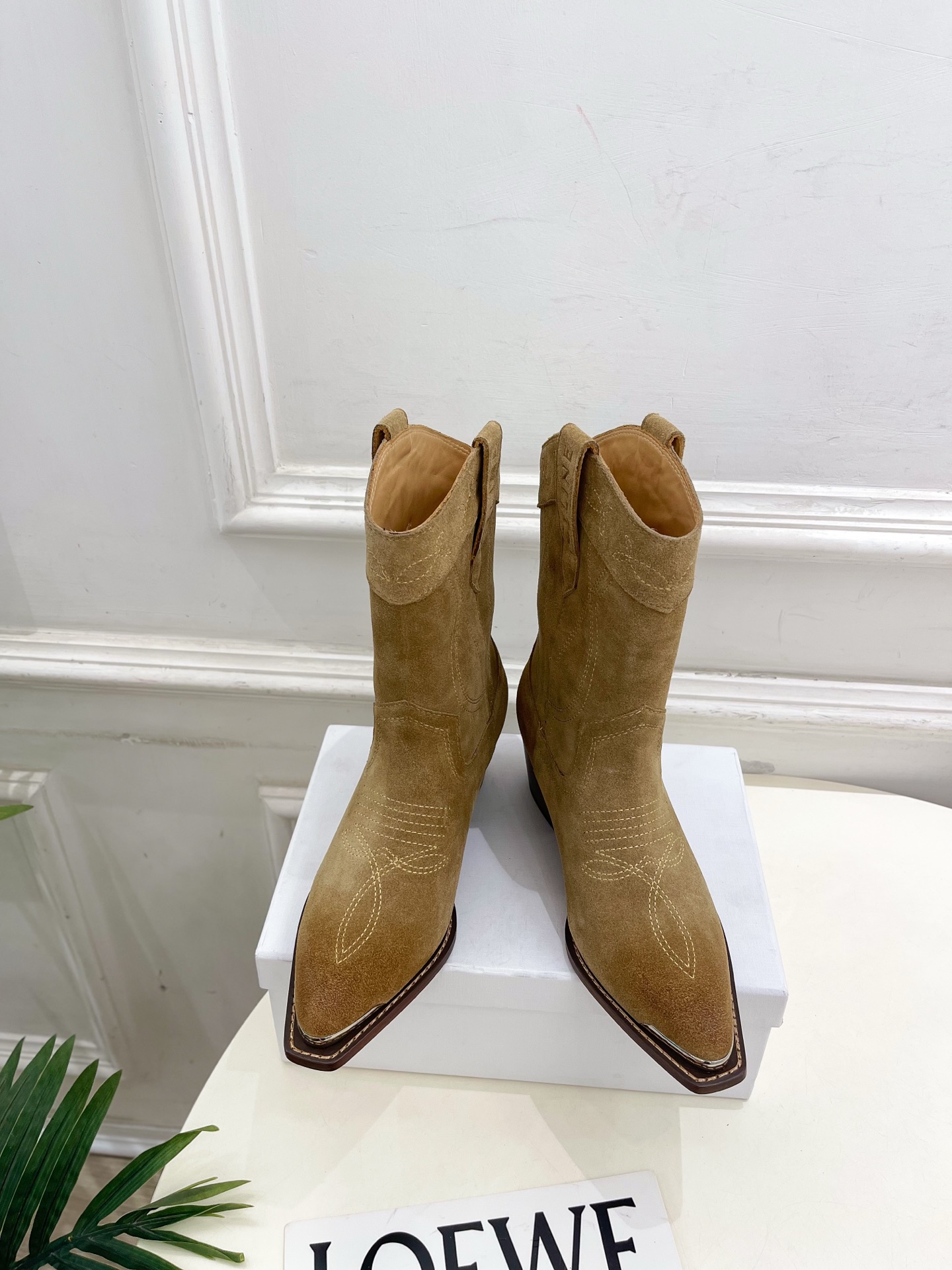 CELINE | 赛琳 25𝐬𝐬 💛2025秋冬新品 复古金属头西部粗跟短靴上新！🔜BS 这一季的赛琳真