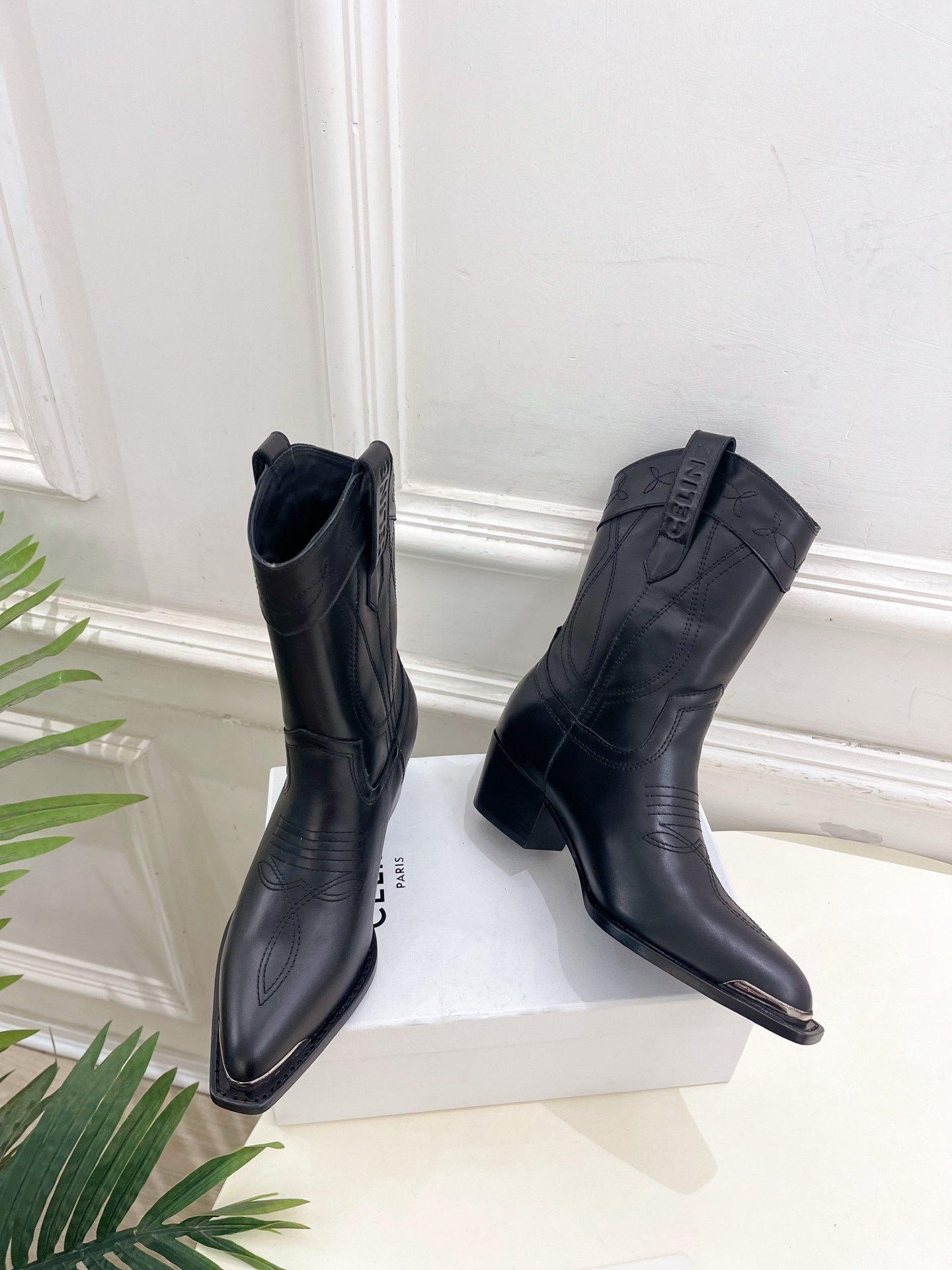CELINE | 赛琳 25𝐬𝐬 💛2025秋冬新品 复古金属头西部粗跟短靴上新!🔜BS 这一季的赛琳真
