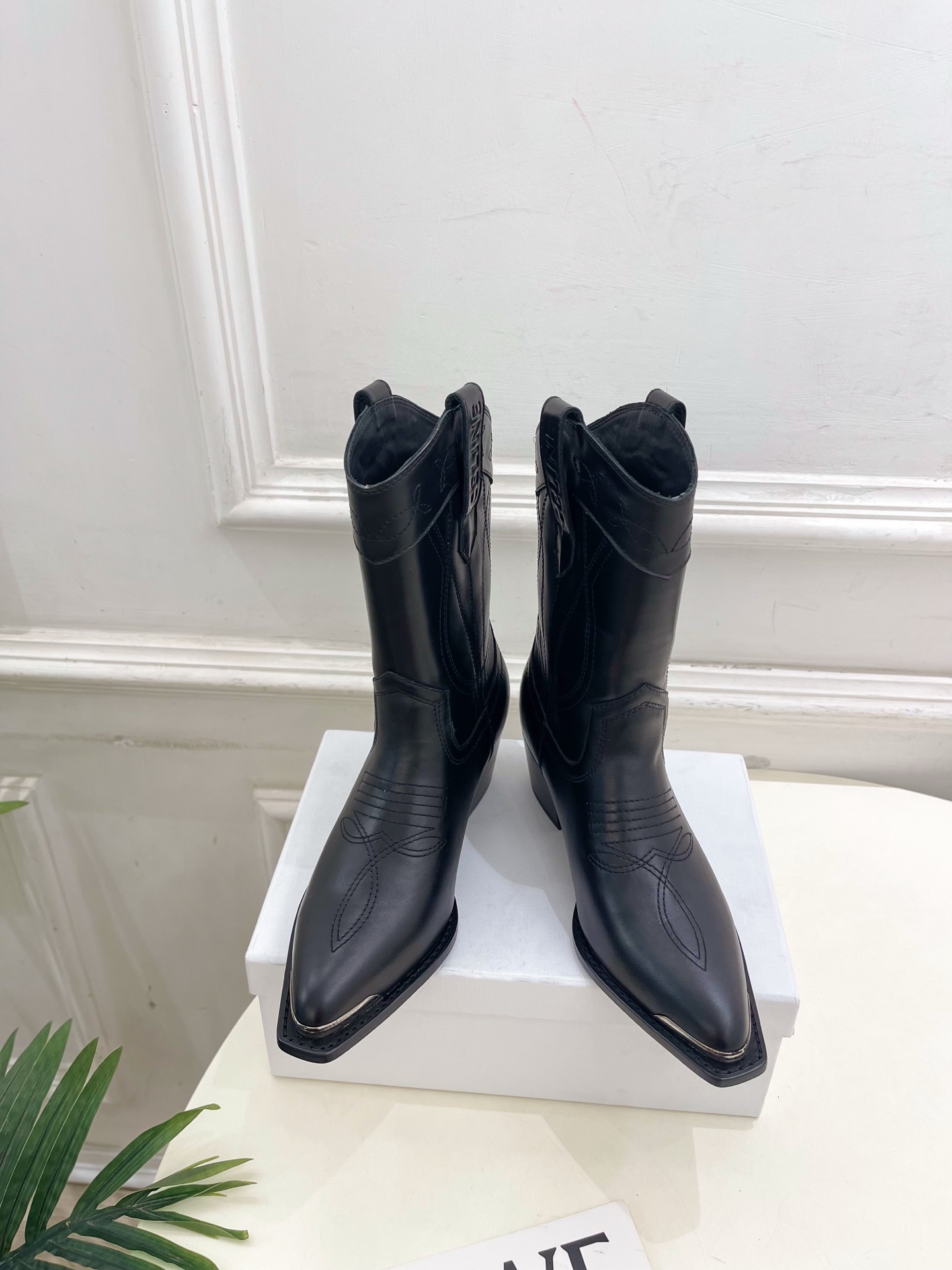 CELINE | 赛琳 25𝐬𝐬 💛2025秋冬新品 复古金属头西部粗跟短靴上新!🔜BS 这一季的赛琳真