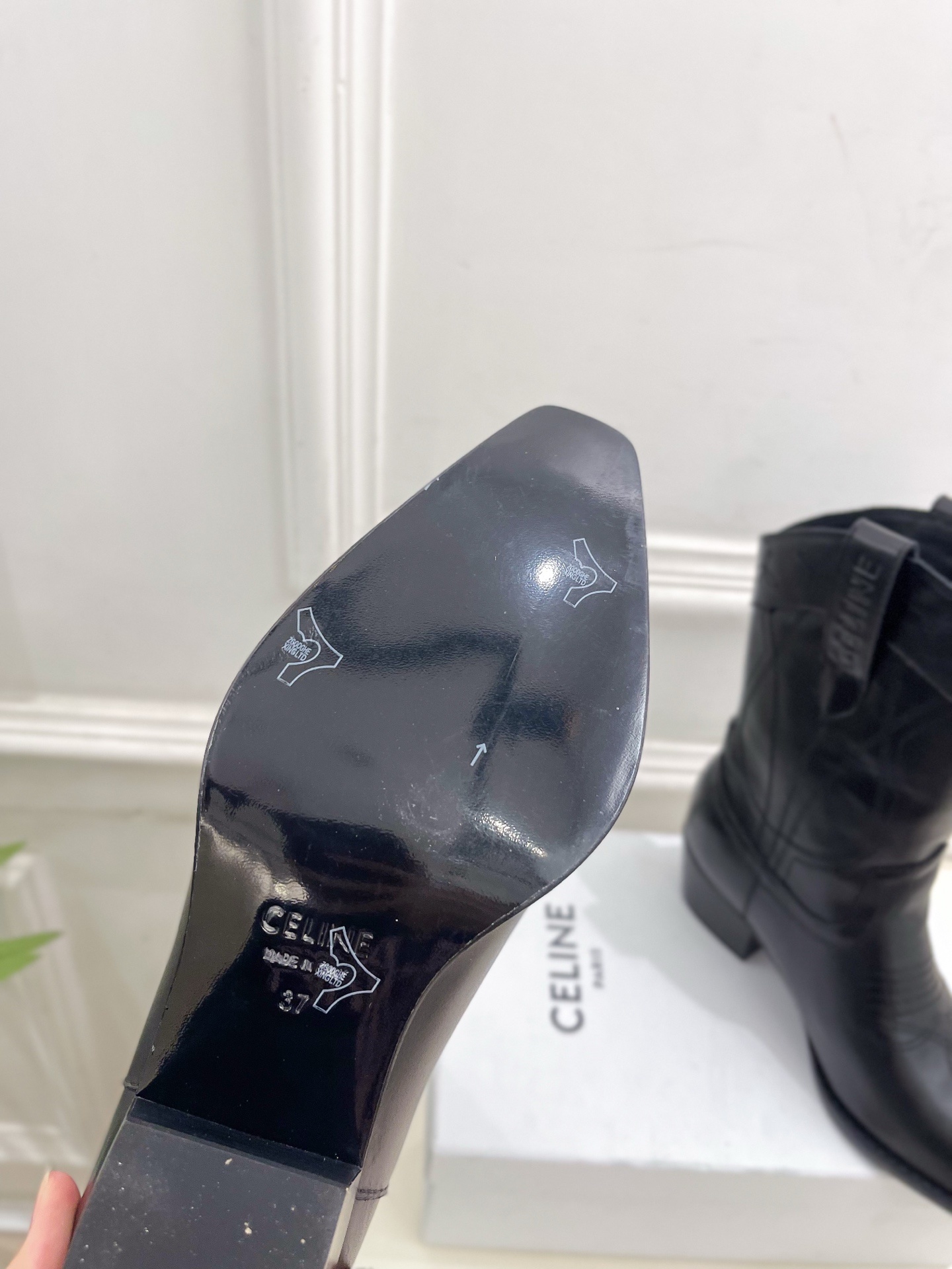 CELINE | 赛琳 25𝐬𝐬 💛2025秋冬新品 复古金属头西部粗跟短靴上新!🔜BS 这一季的赛琳真