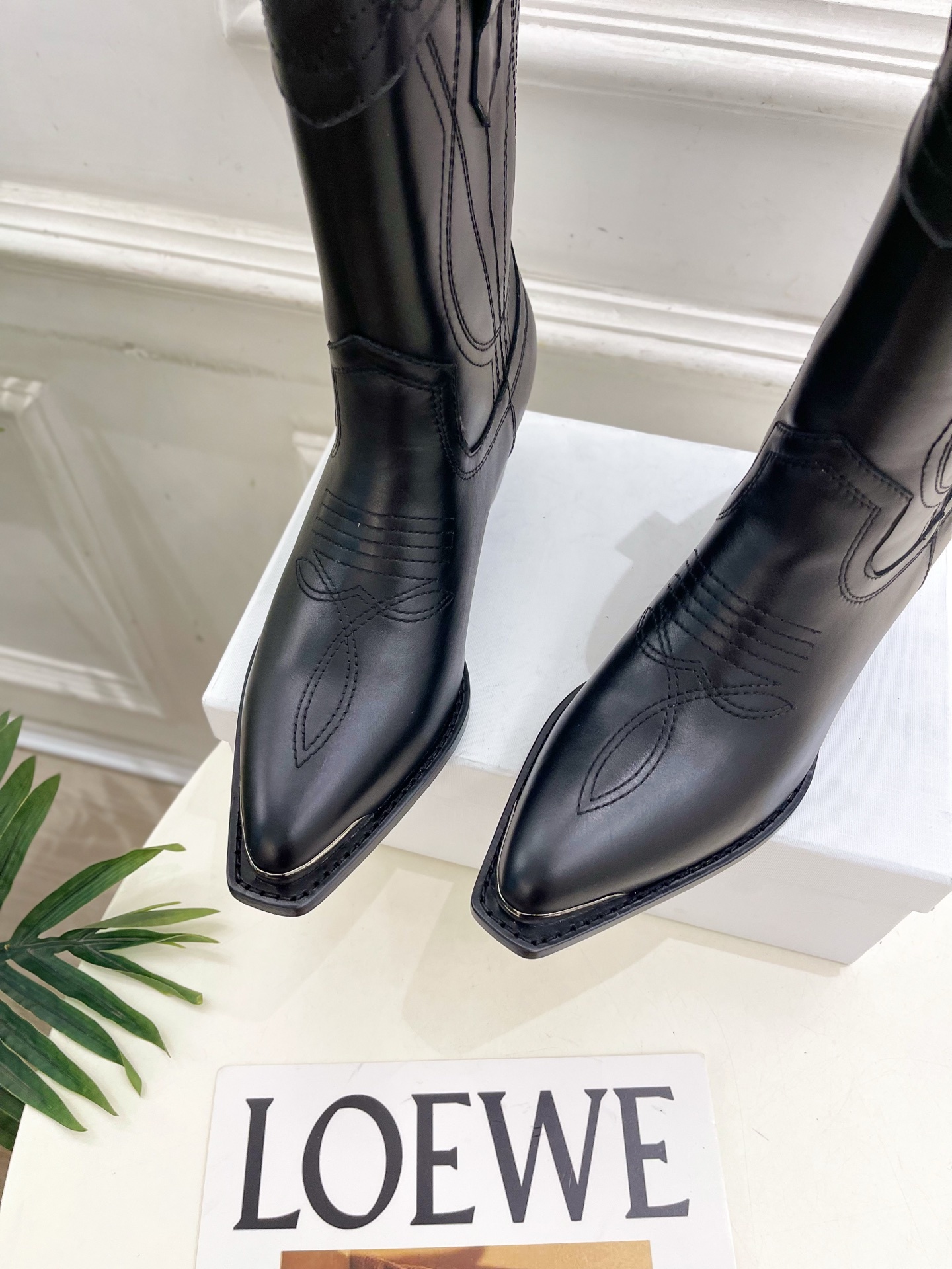 CELINE | 赛琳 25𝐬𝐬 💛2025秋冬新品 复古金属头西部粗跟短靴上新!🔜BS 这一季的赛琳真