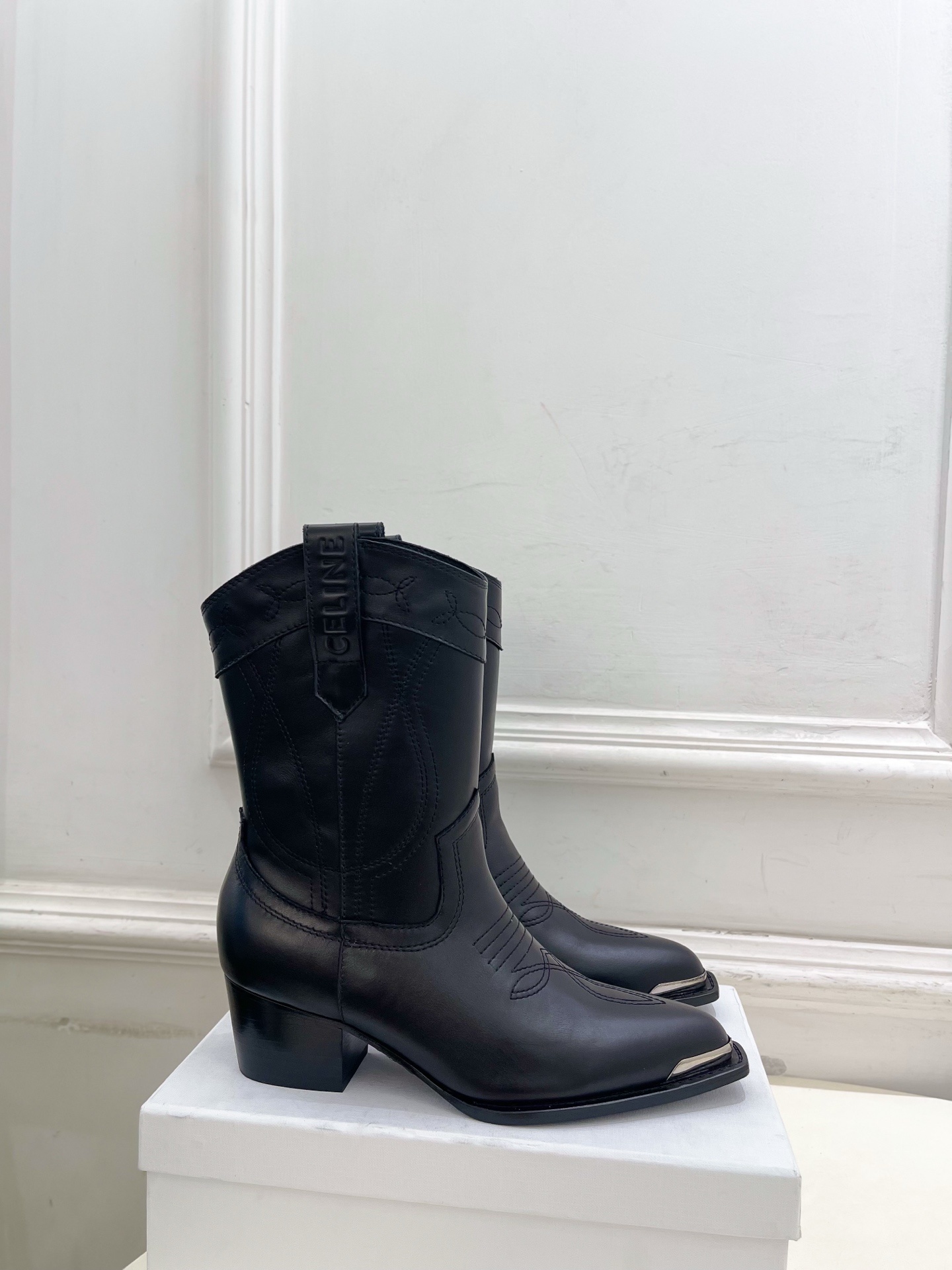 CELINE | 赛琳 25𝐬𝐬 💛2025秋冬新品 复古金属头西部粗跟短靴上新!🔜BS 这一季的赛琳真