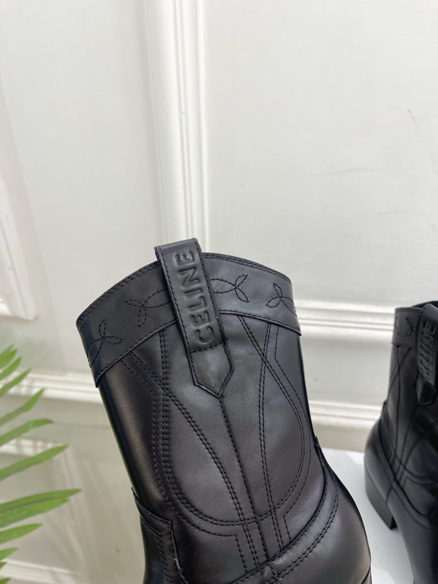 CELINE | 赛琳 25𝐬𝐬 💛2025秋冬新品 复古金属头西部粗跟短靴上新!🔜BS 这一季的赛琳真
