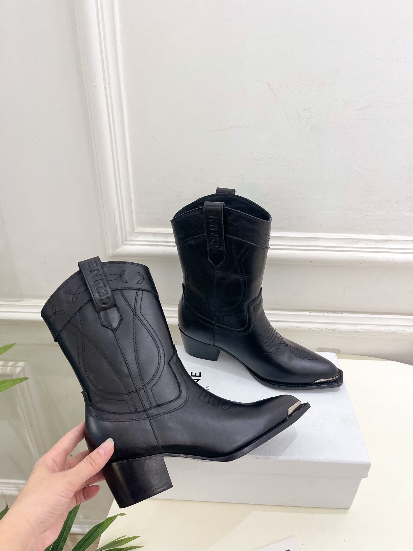 CELINE | 赛琳 25𝐬𝐬 💛2025秋冬新品 复古金属头西部粗跟短靴上新!🔜BS 这一季的赛琳真