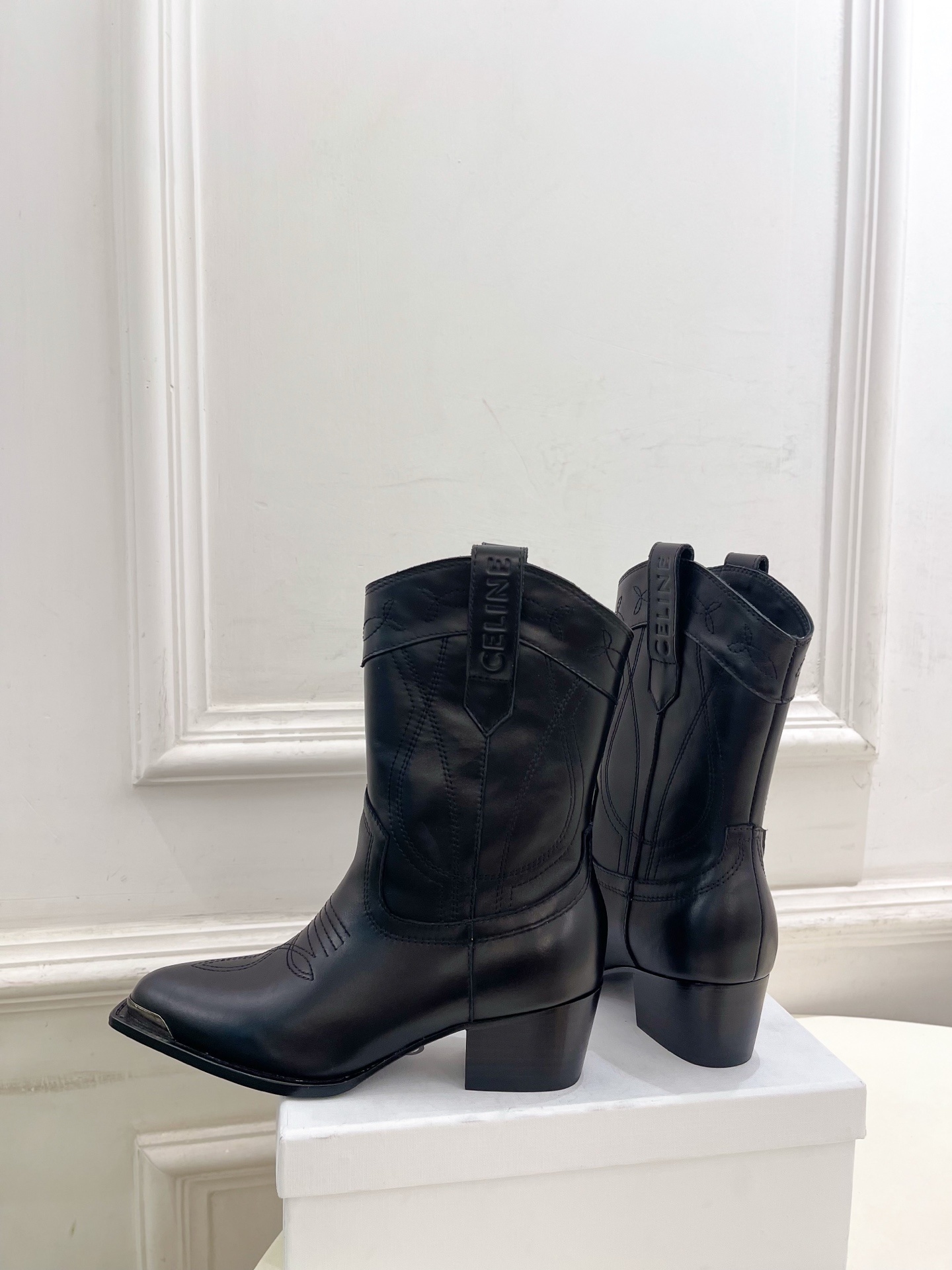 CELINE | 赛琳 25𝐬𝐬 💛2025秋冬新品 复古金属头西部粗跟短靴上新!🔜BS 这一季的赛琳真
