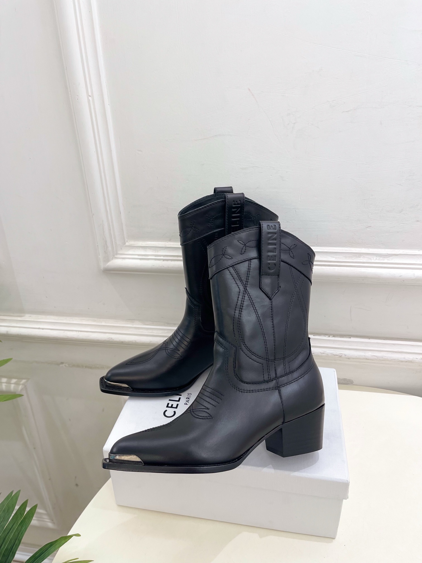 CELINE | 赛琳 25𝐬𝐬 💛2025秋冬新品 复古金属头西部粗跟短靴上新!🔜BS 这一季的赛琳真