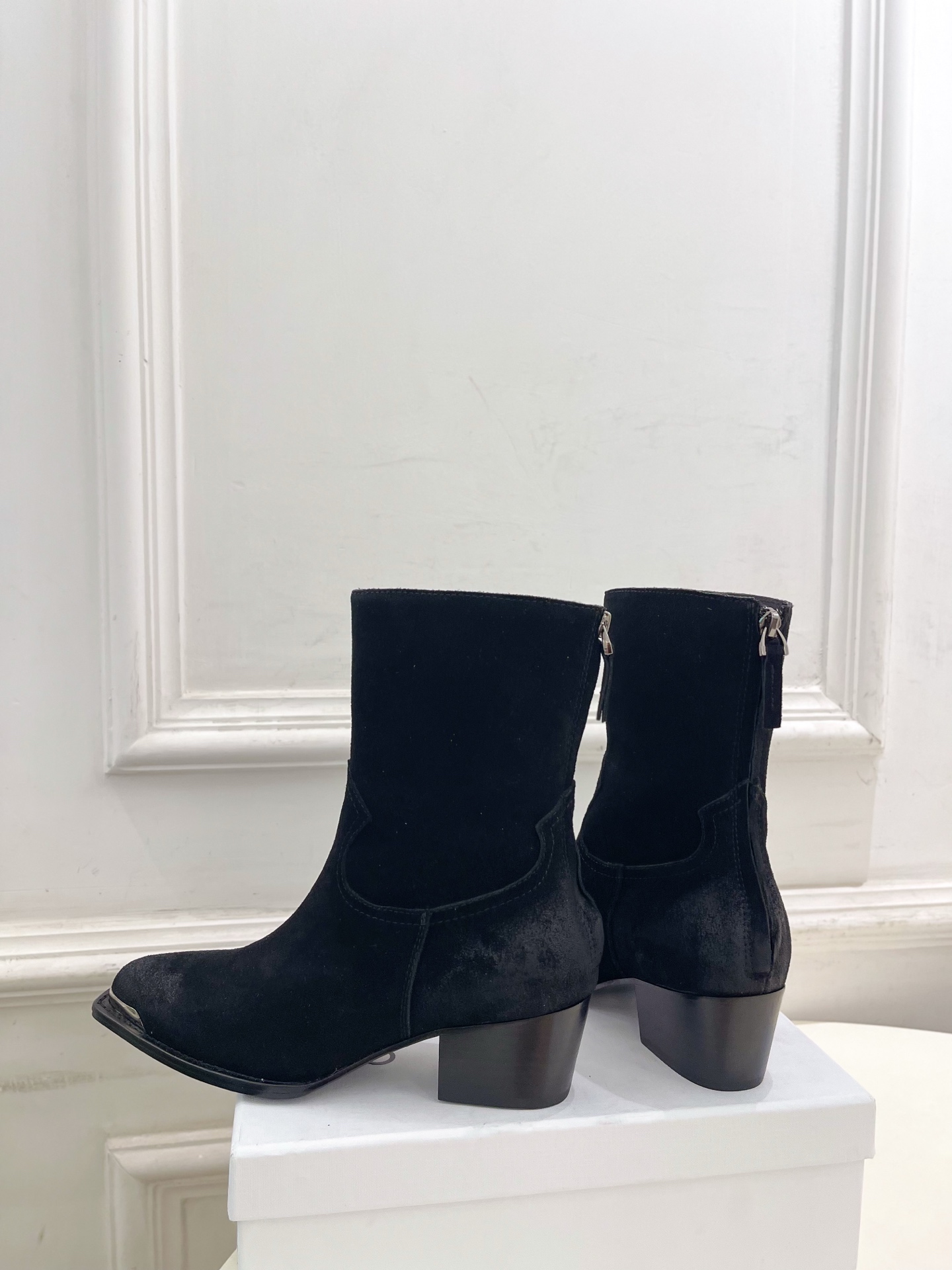 CELINE | 赛琳 25𝐬𝐬 💛2025秋冬新品 复古金属头西部粗跟后拉链短靴上新！🔜BS 这一季的