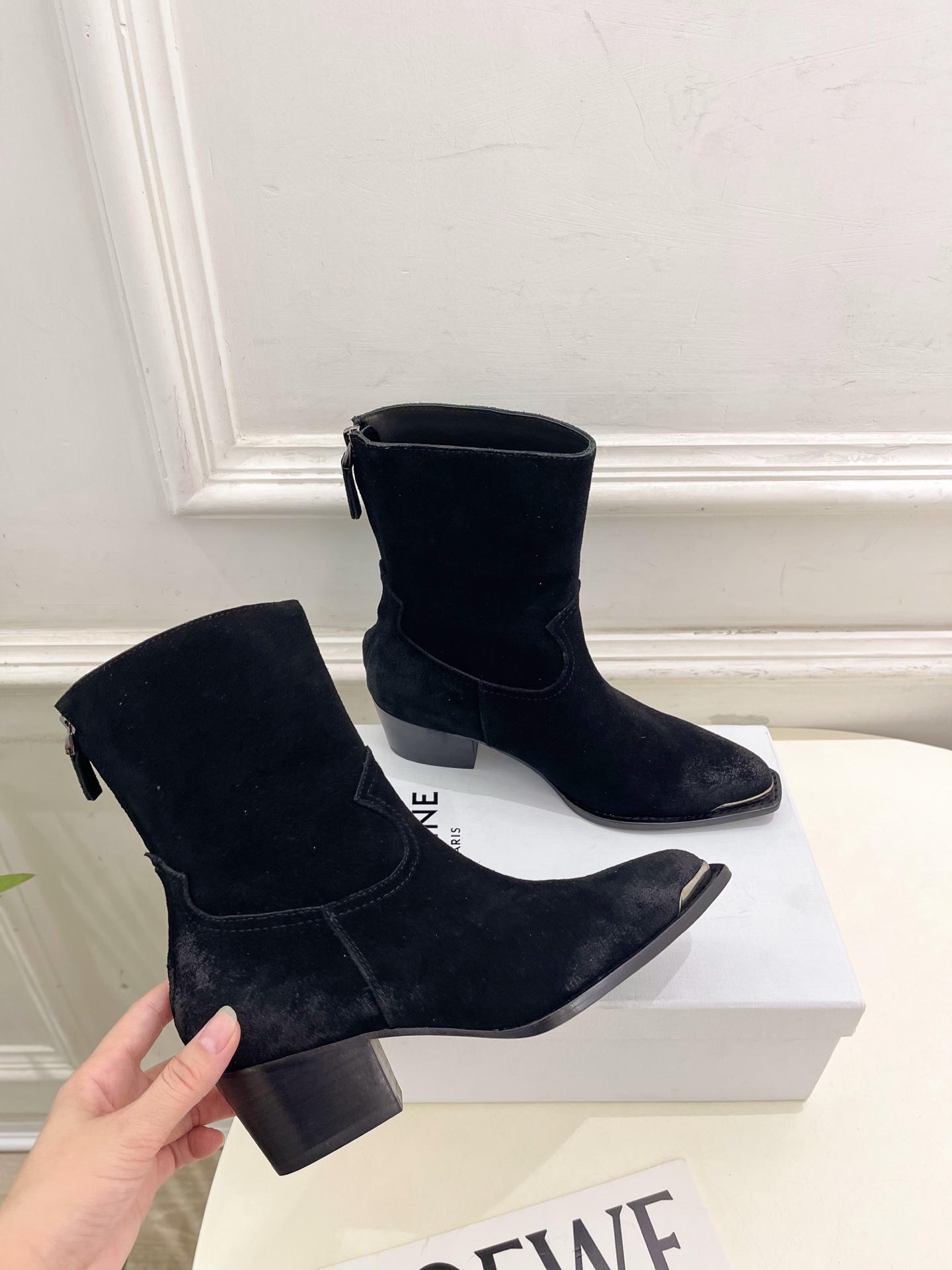 CELINE | 赛琳 25𝐬𝐬 💛2025秋冬新品 复古金属头西部粗跟后拉链短靴上新！🔜BS 这一季的