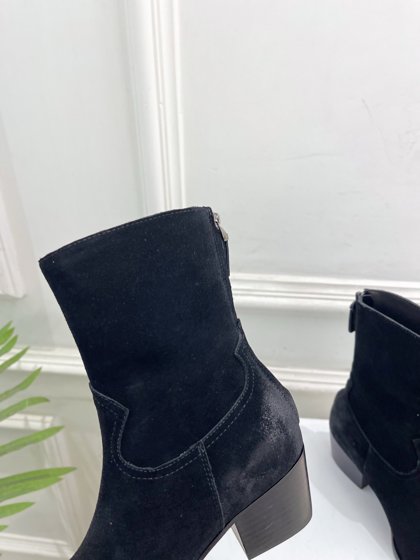 CELINE | 赛琳 25𝐬𝐬 💛2025秋冬新品 复古金属头西部粗跟后拉链短靴上新！🔜BS 这一季的