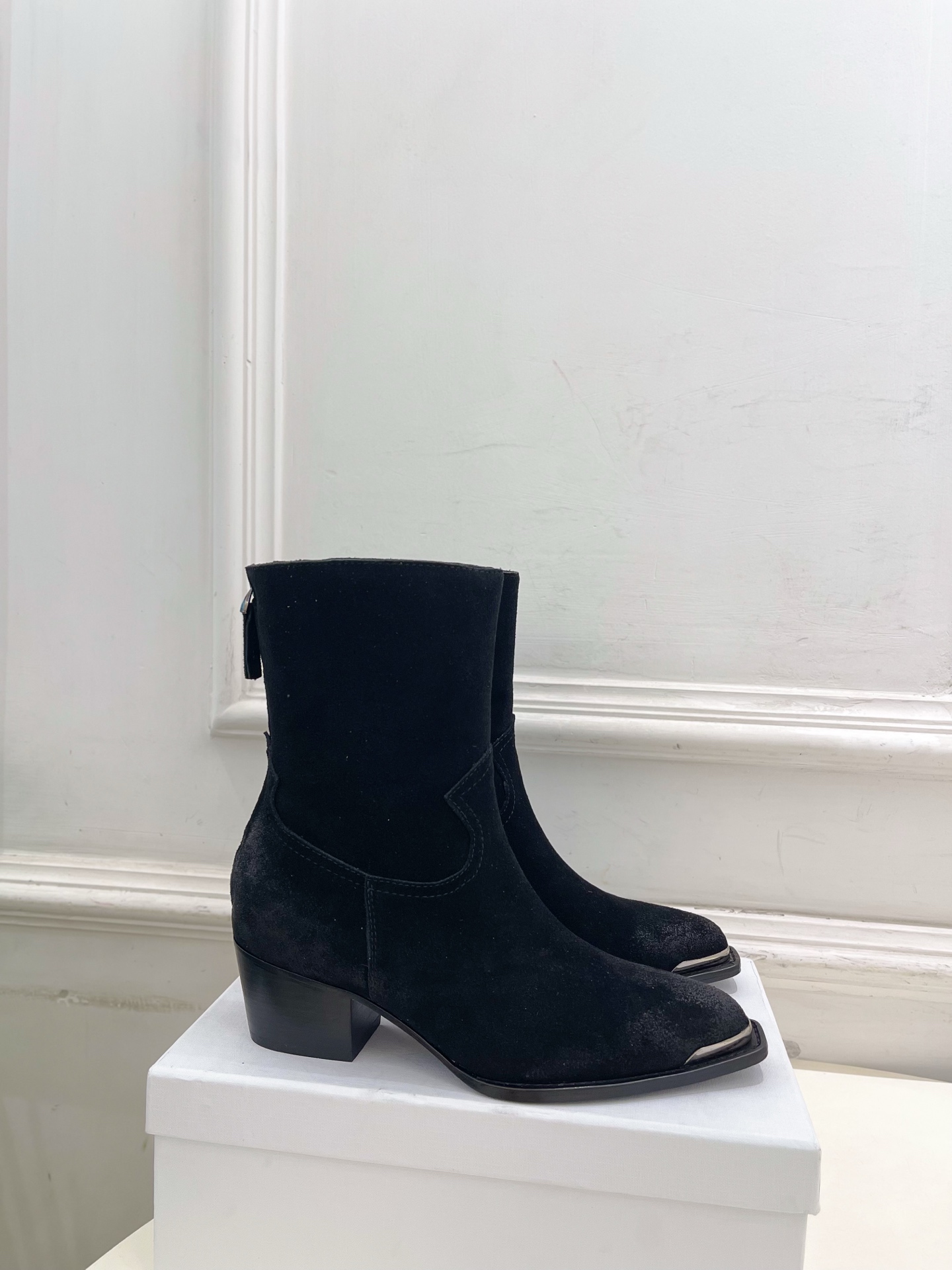 CELINE | 赛琳 25𝐬𝐬 💛2025秋冬新品 复古金属头西部粗跟后拉链短靴上新！🔜BS 这一季的