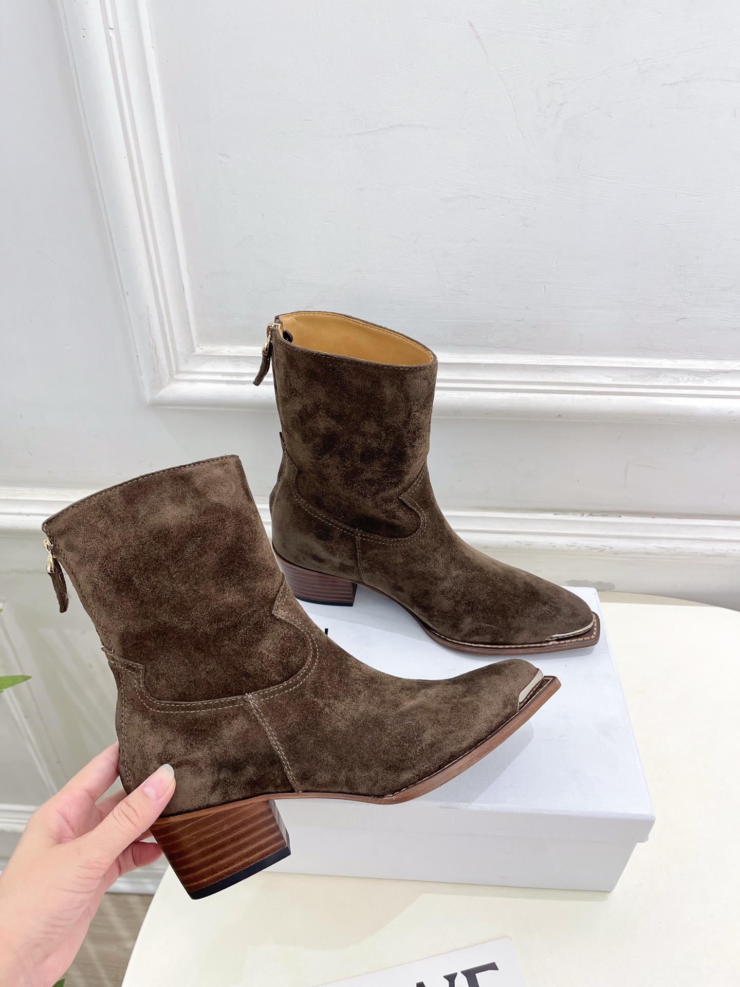 CELINE | 赛琳 25𝐬𝐬 💛2025秋冬新品 复古金属头西部粗跟后拉链短靴上新！🔜BS 这一季的
