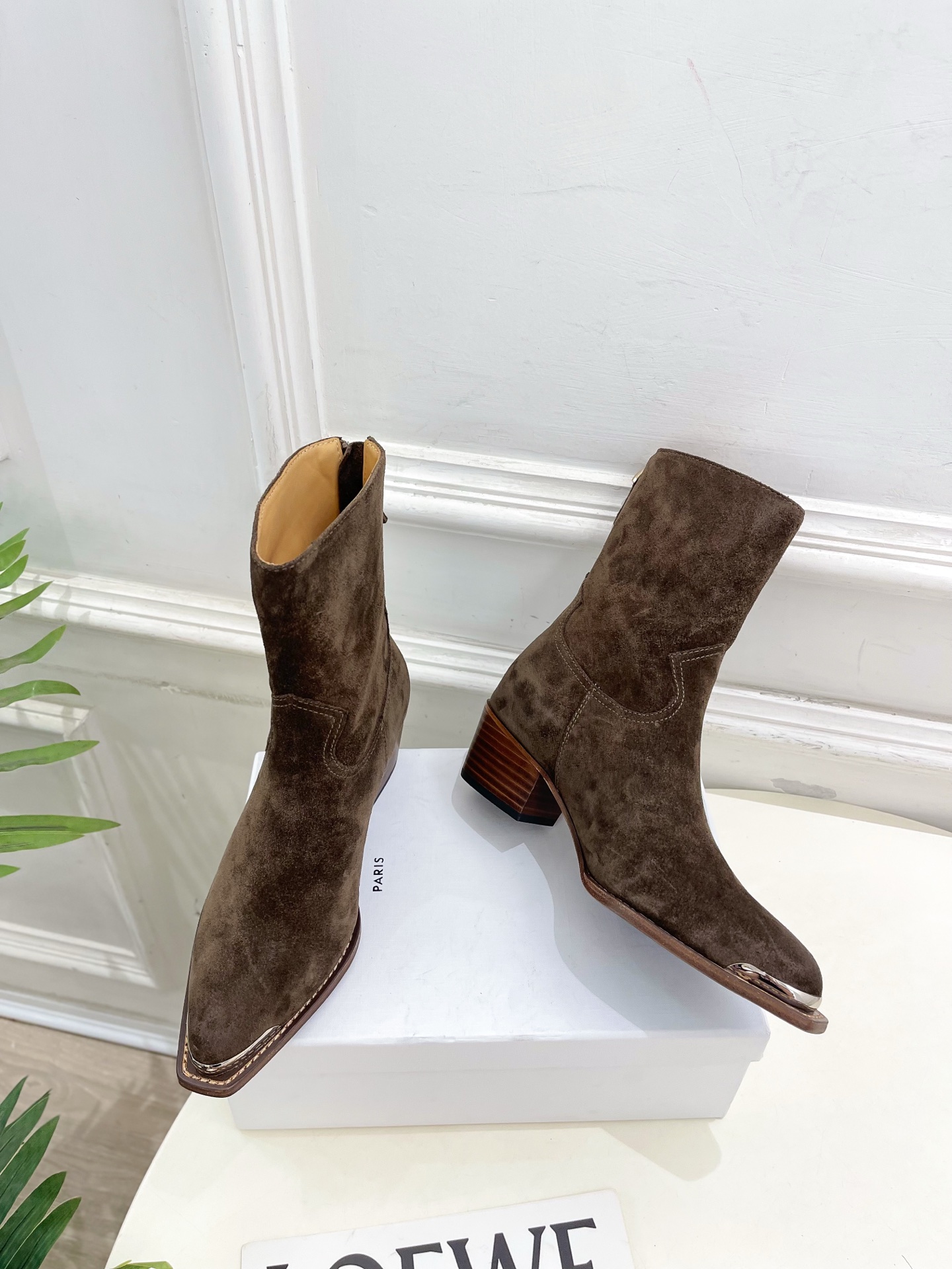 CELINE | 赛琳 25𝐬𝐬 💛2025秋冬新品 复古金属头西部粗跟后拉链短靴上新！🔜BS 这一季的