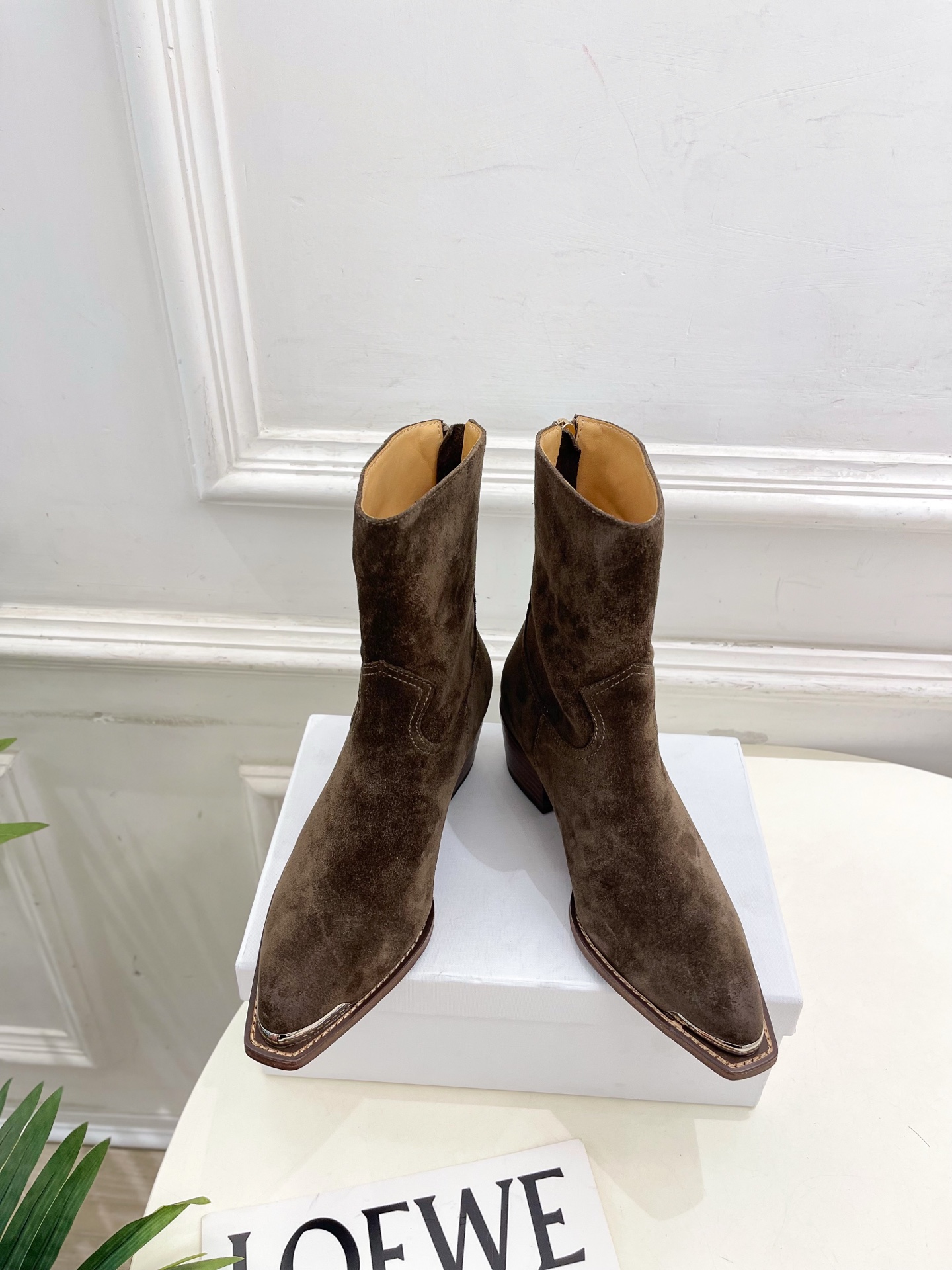CELINE | 赛琳 25𝐬𝐬 💛2025秋冬新品 复古金属头西部粗跟后拉链短靴上新！🔜BS 这一季的