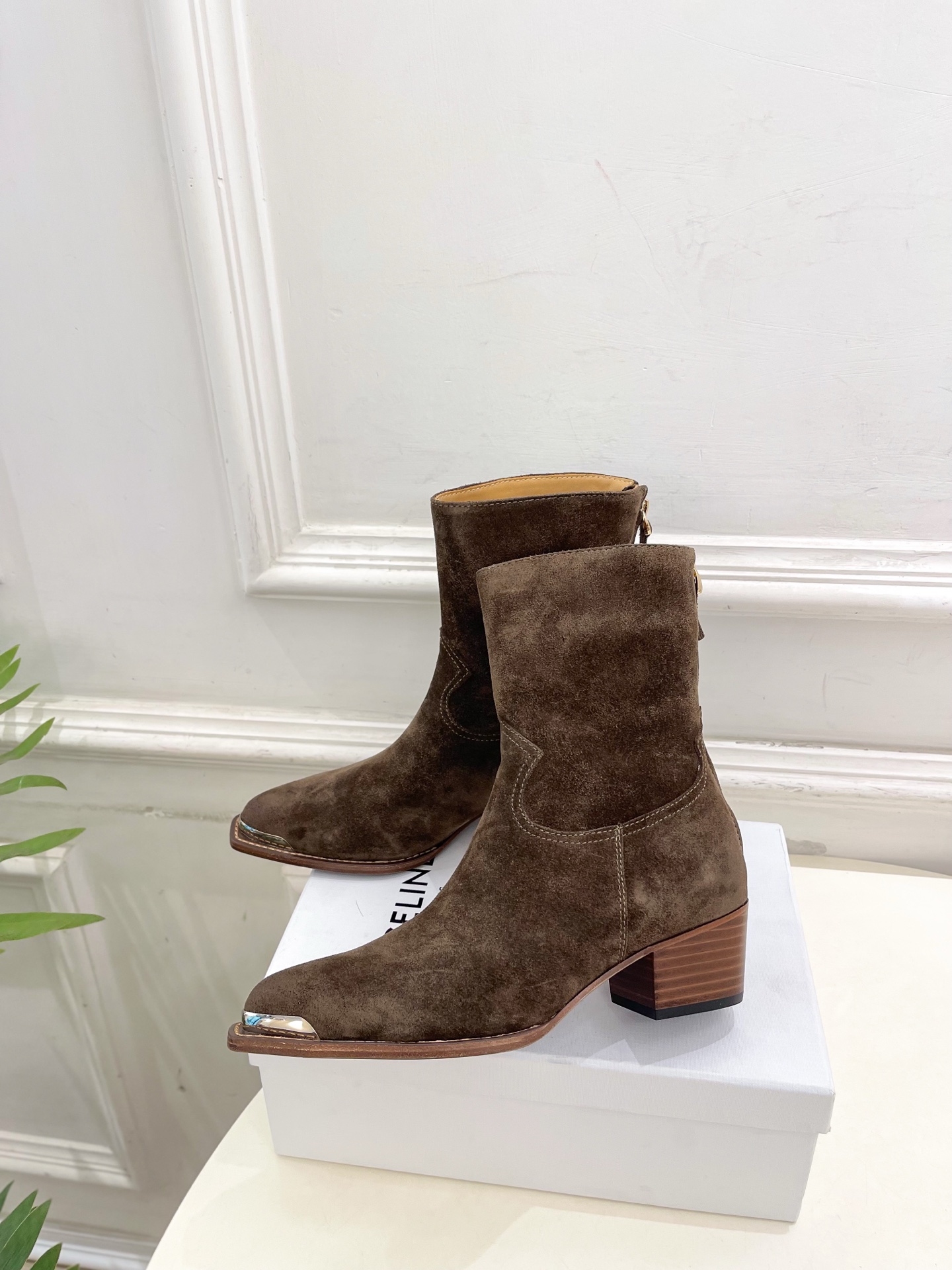 CELINE | 赛琳 25𝐬𝐬 💛2025秋冬新品 复古金属头西部粗跟后拉链短靴上新！🔜BS 这一季的