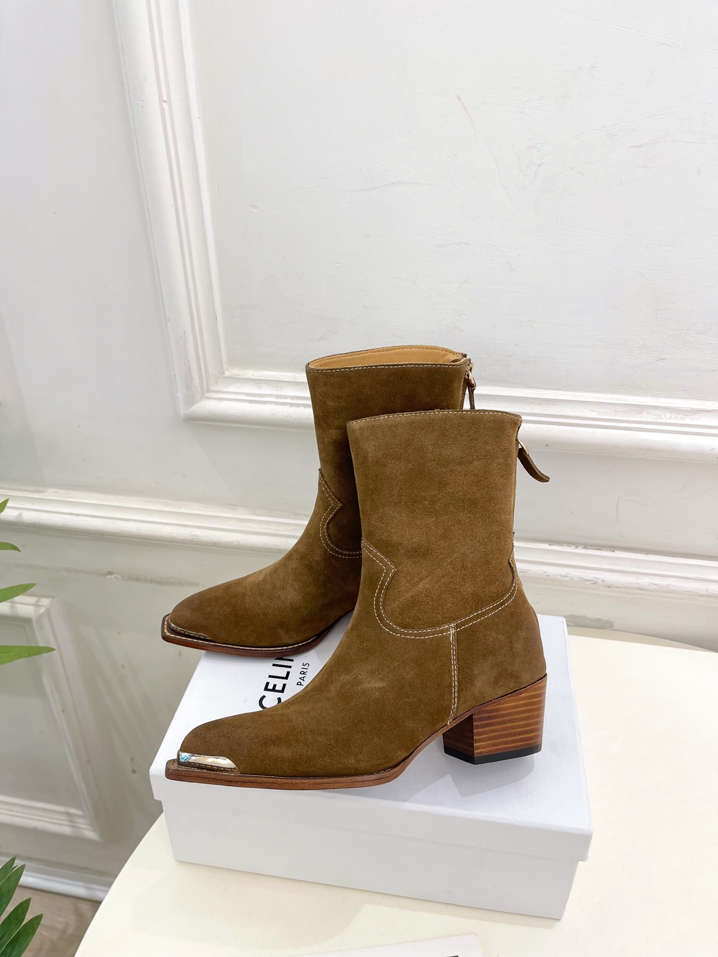 CELINE | 赛琳 25𝐬𝐬 💛2025秋冬新品 复古金属头西部粗跟后拉链短靴上新！🔜BS 这一季的