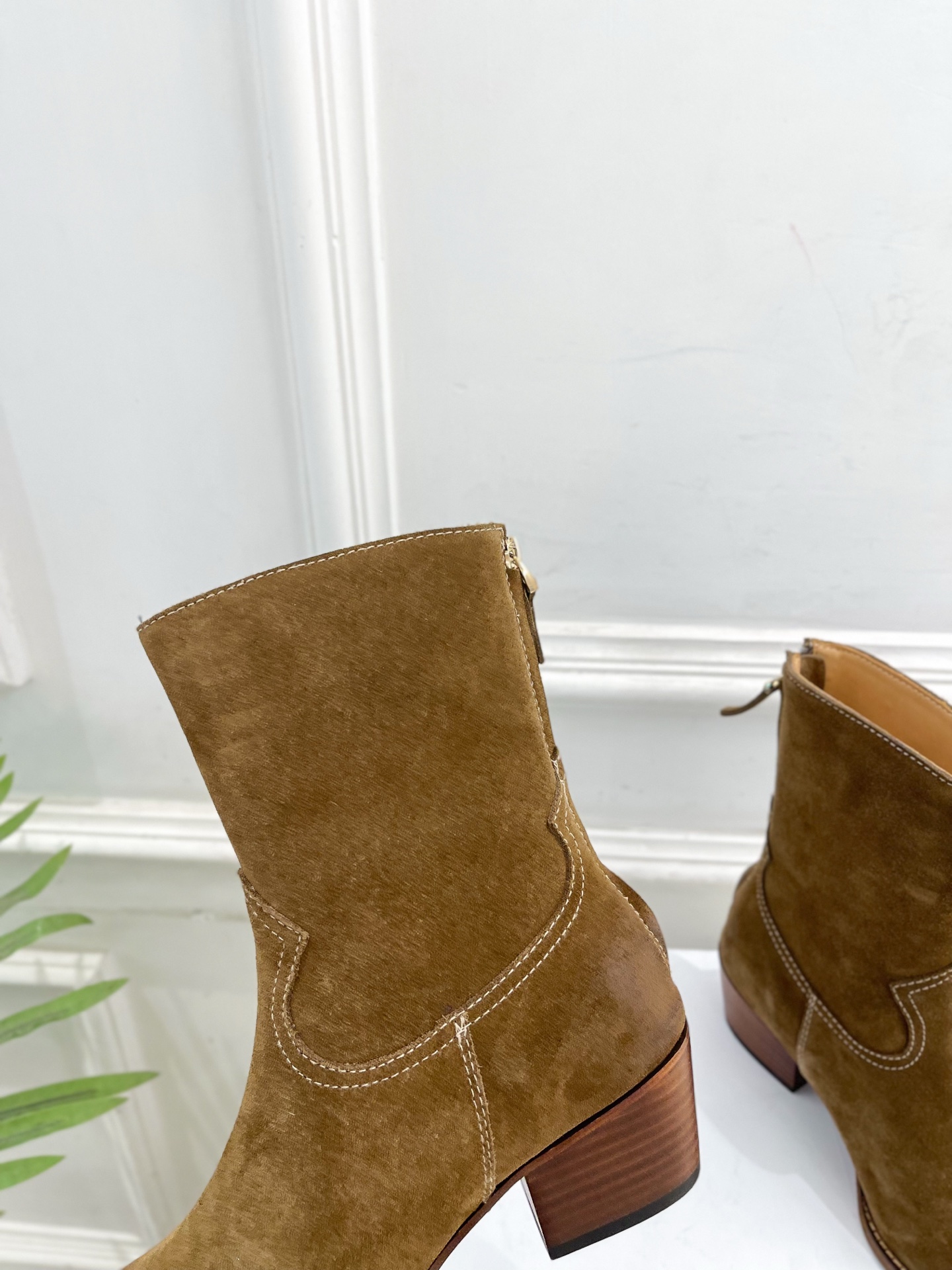 CELINE | 赛琳 25𝐬𝐬 💛2025秋冬新品 复古金属头西部粗跟后拉链短靴上新！🔜BS 这一季的