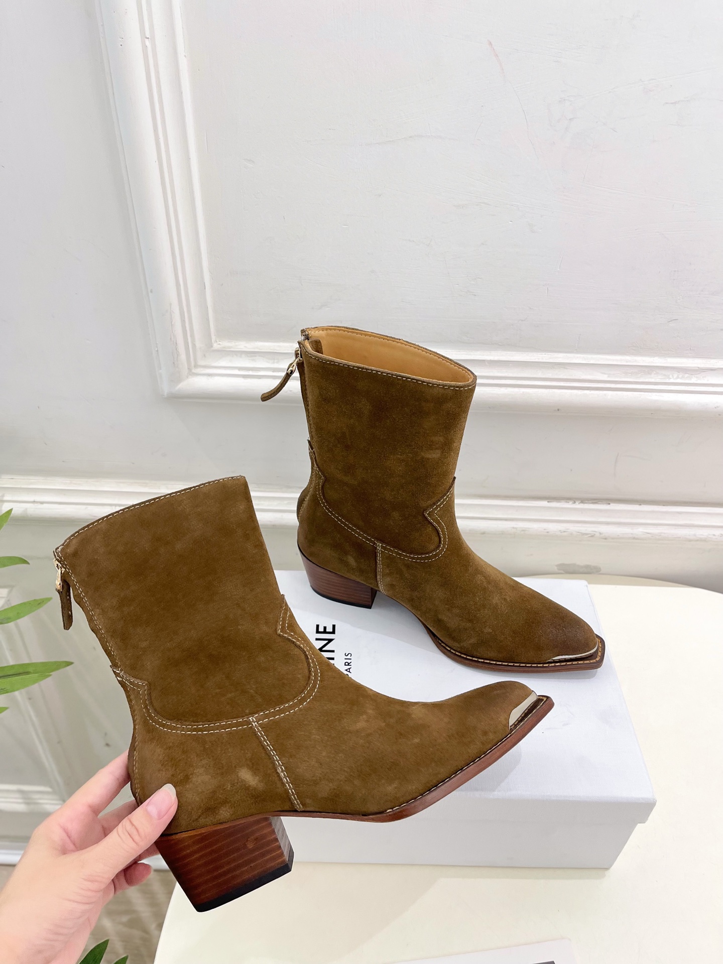 CELINE | 赛琳 25𝐬𝐬 💛2025秋冬新品 复古金属头西部粗跟后拉链短靴上新！🔜BS 这一季的