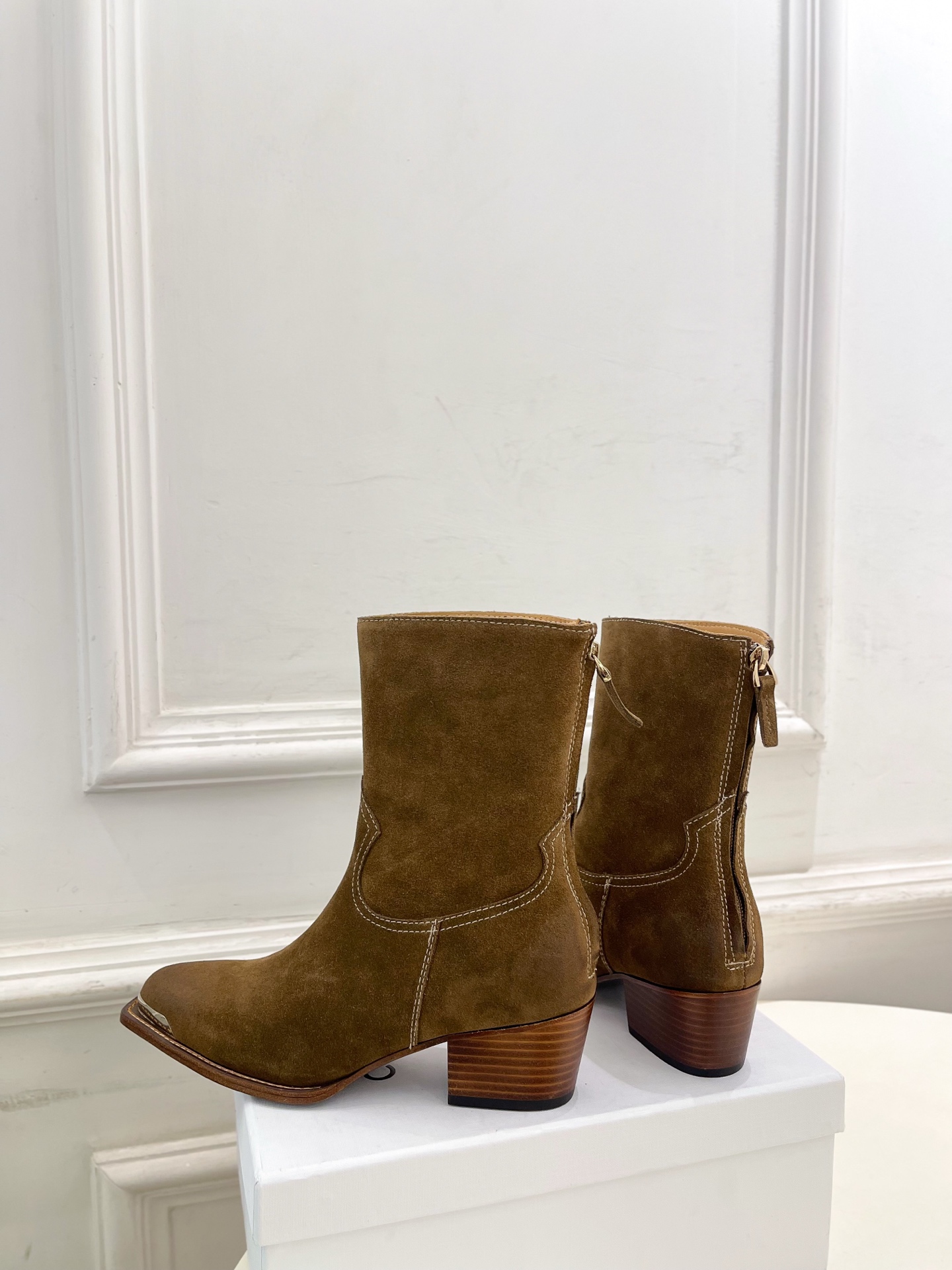 CELINE | 赛琳 25𝐬𝐬 💛2025秋冬新品 复古金属头西部粗跟后拉链短靴上新！🔜BS 这一季的