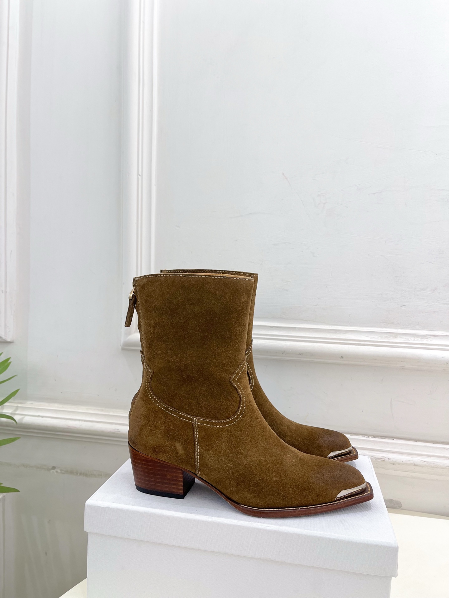 CELINE | 赛琳 25𝐬𝐬 💛2025秋冬新品 复古金属头西部粗跟后拉链短靴上新！🔜BS 这一季的