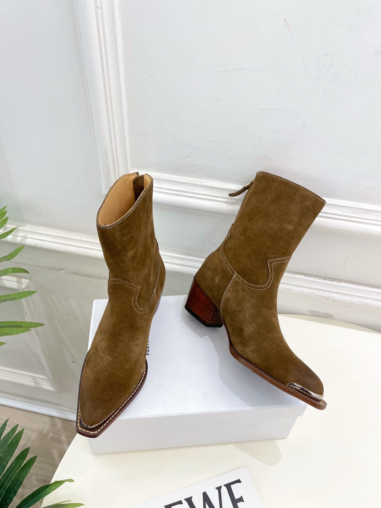 CELINE | 赛琳 25𝐬𝐬 💛2025秋冬新品 复古金属头西部粗跟后拉链短靴上新！🔜BS 这一季的