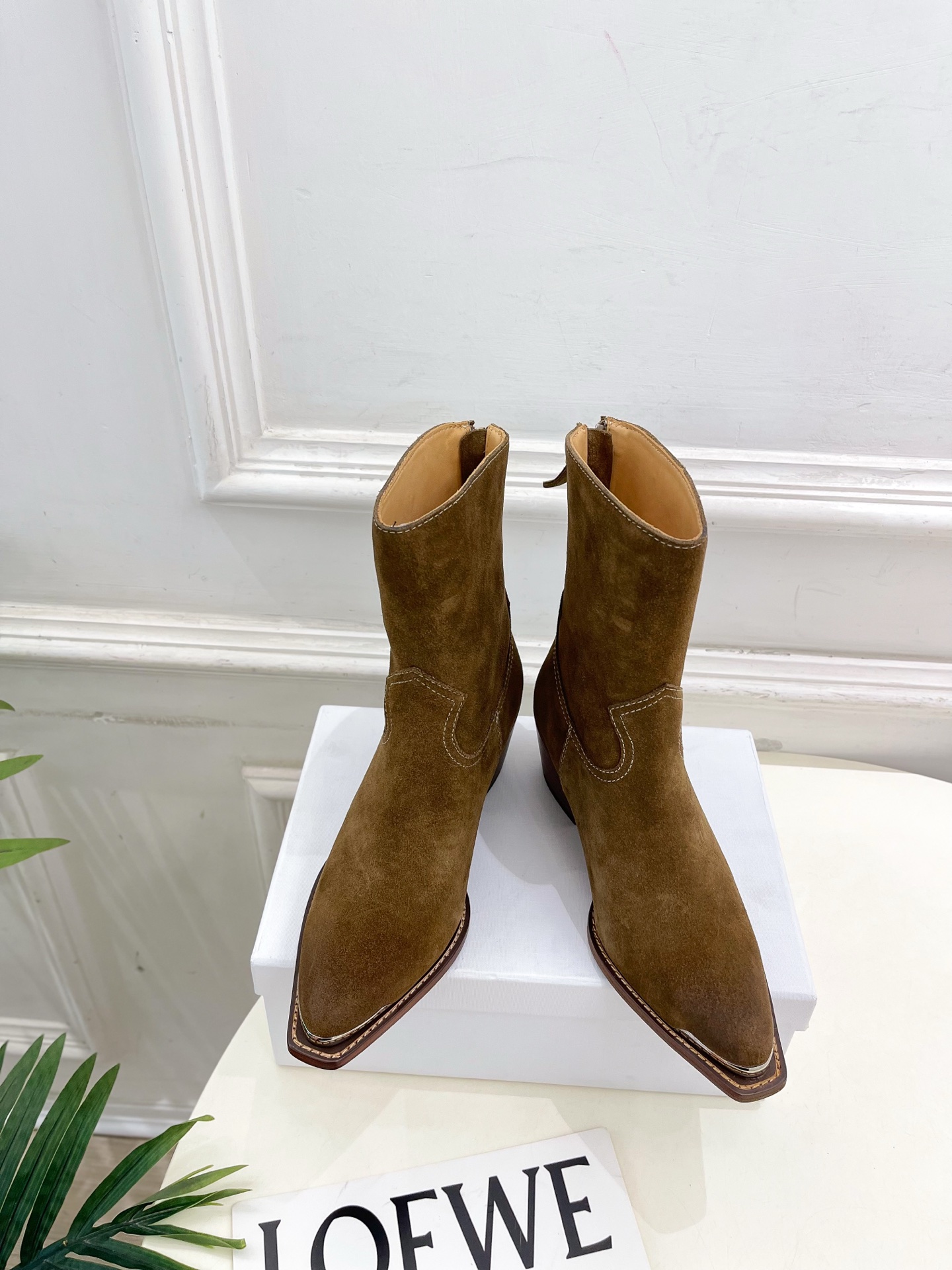 CELINE | 赛琳 25𝐬𝐬 💛2025秋冬新品 复古金属头西部粗跟后拉链短靴上新！🔜BS 这一季的