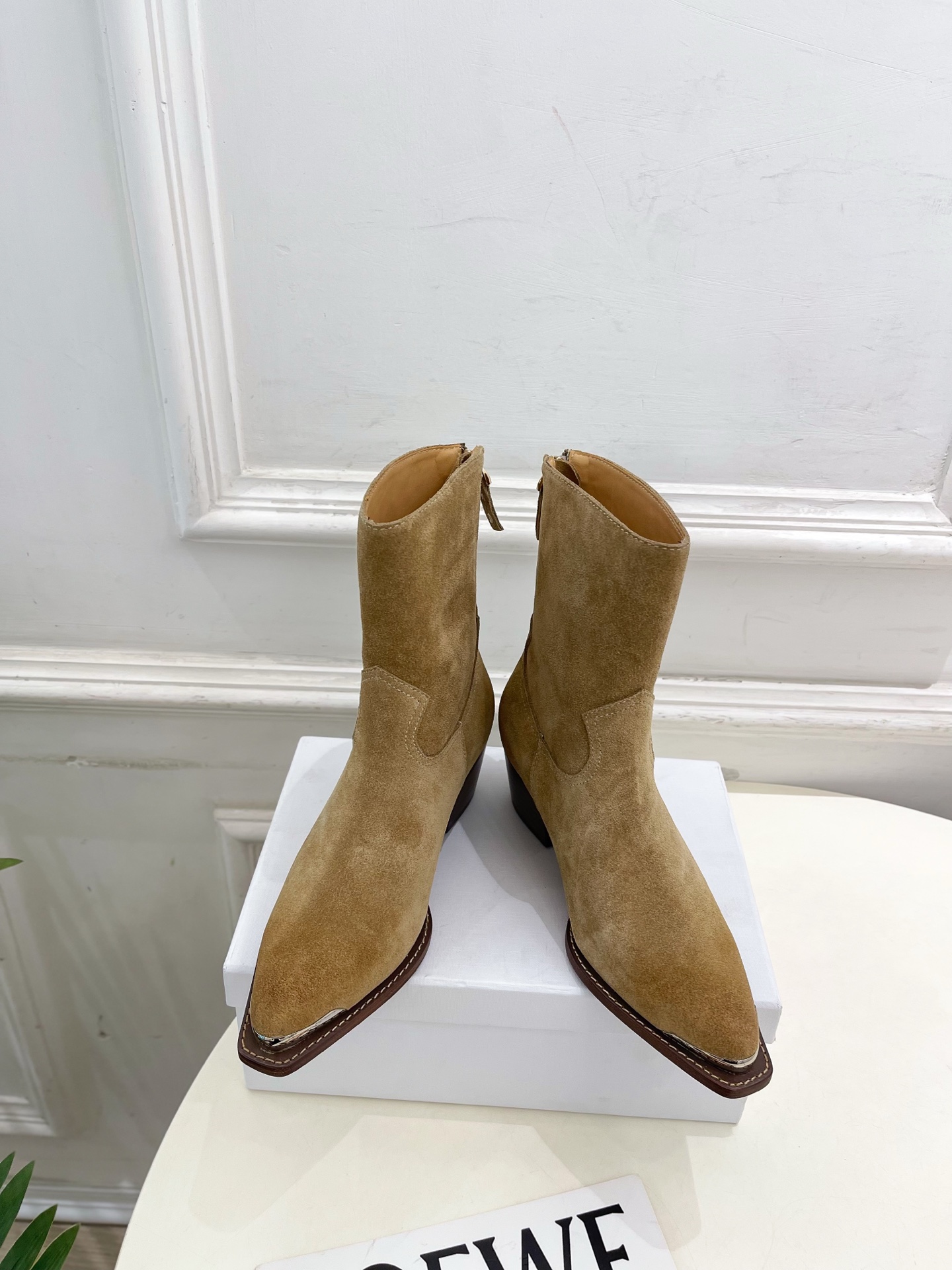 CELINE | 赛琳 25𝐬𝐬 💛2025秋冬新品 复古金属头西部粗跟后拉链短靴上新！🔜BS 这一季的
