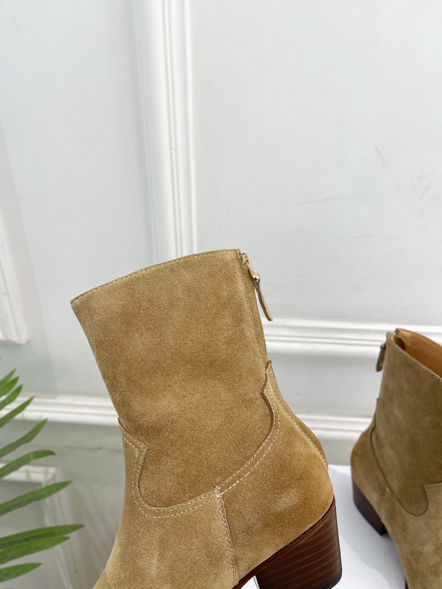 CELINE | 赛琳 25𝐬𝐬 💛2025秋冬新品 复古金属头西部粗跟后拉链短靴上新！🔜BS 这一季的