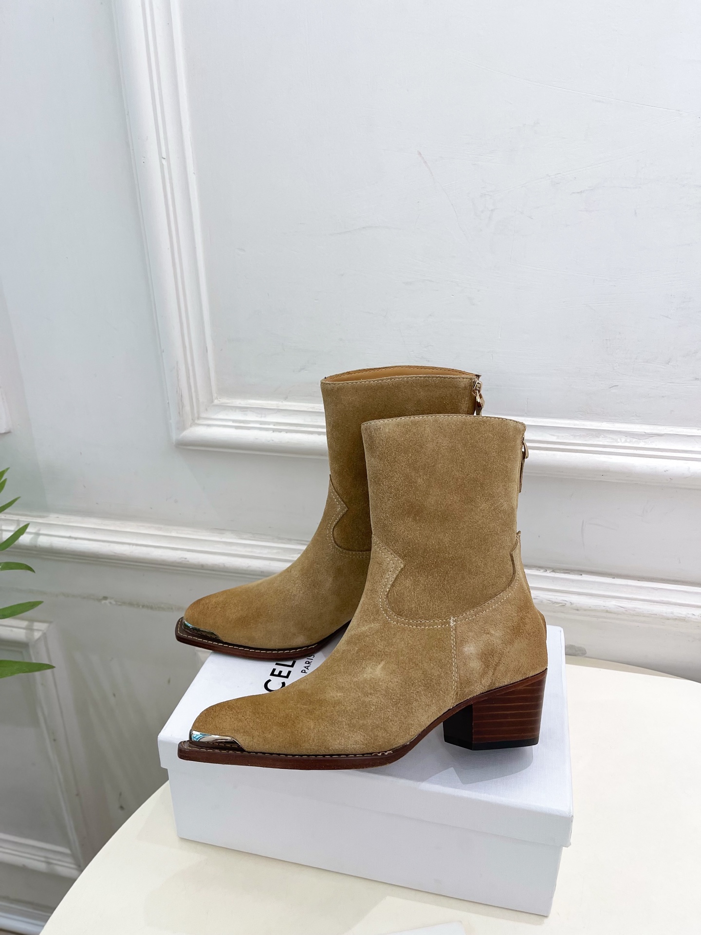 CELINE | 赛琳 25𝐬𝐬 💛2025秋冬新品 复古金属头西部粗跟后拉链短靴上新！🔜BS 这一季的