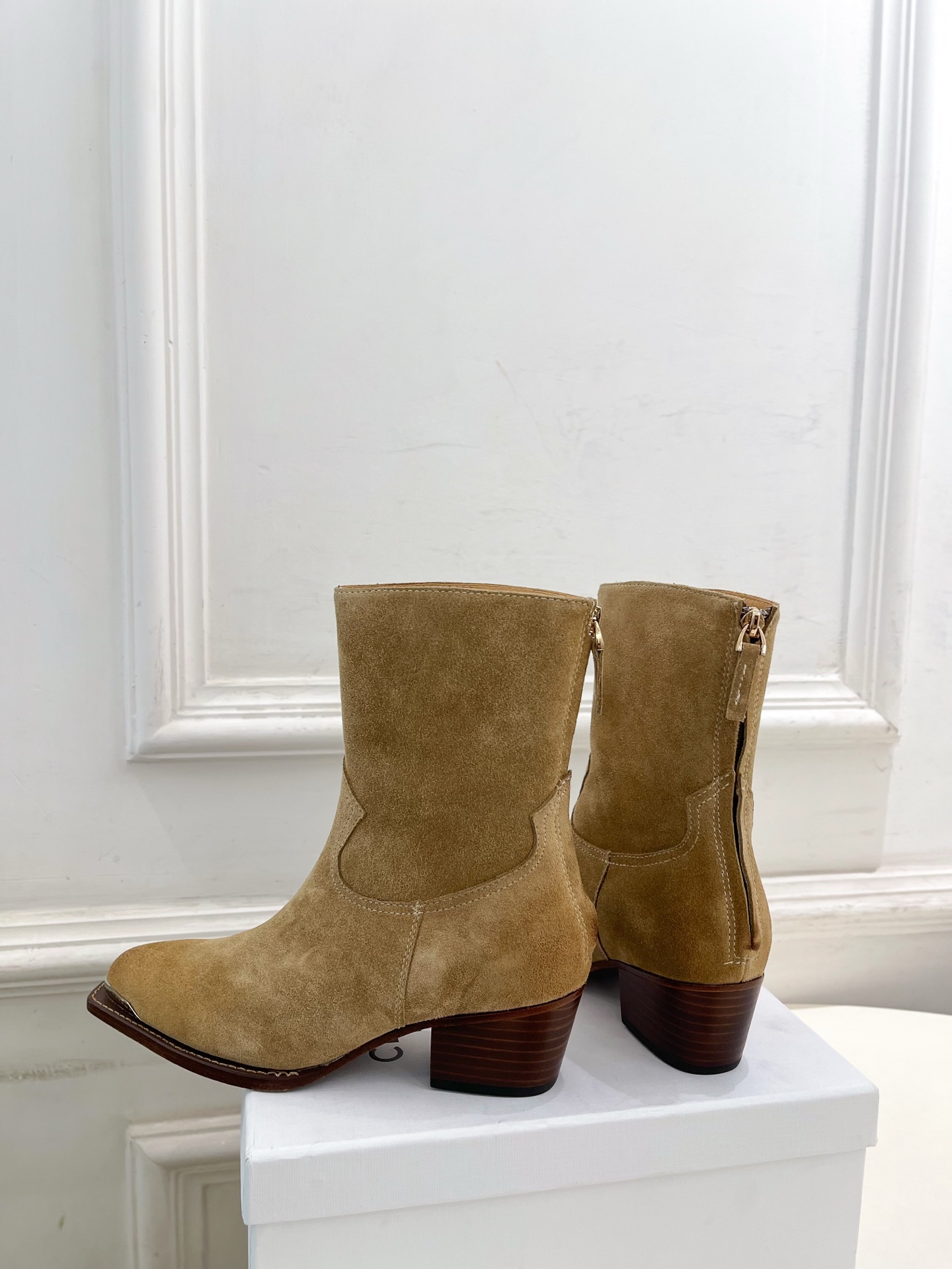 CELINE | 赛琳 25𝐬𝐬 💛2025秋冬新品 复古金属头西部粗跟后拉链短靴上新！🔜BS 这一季的