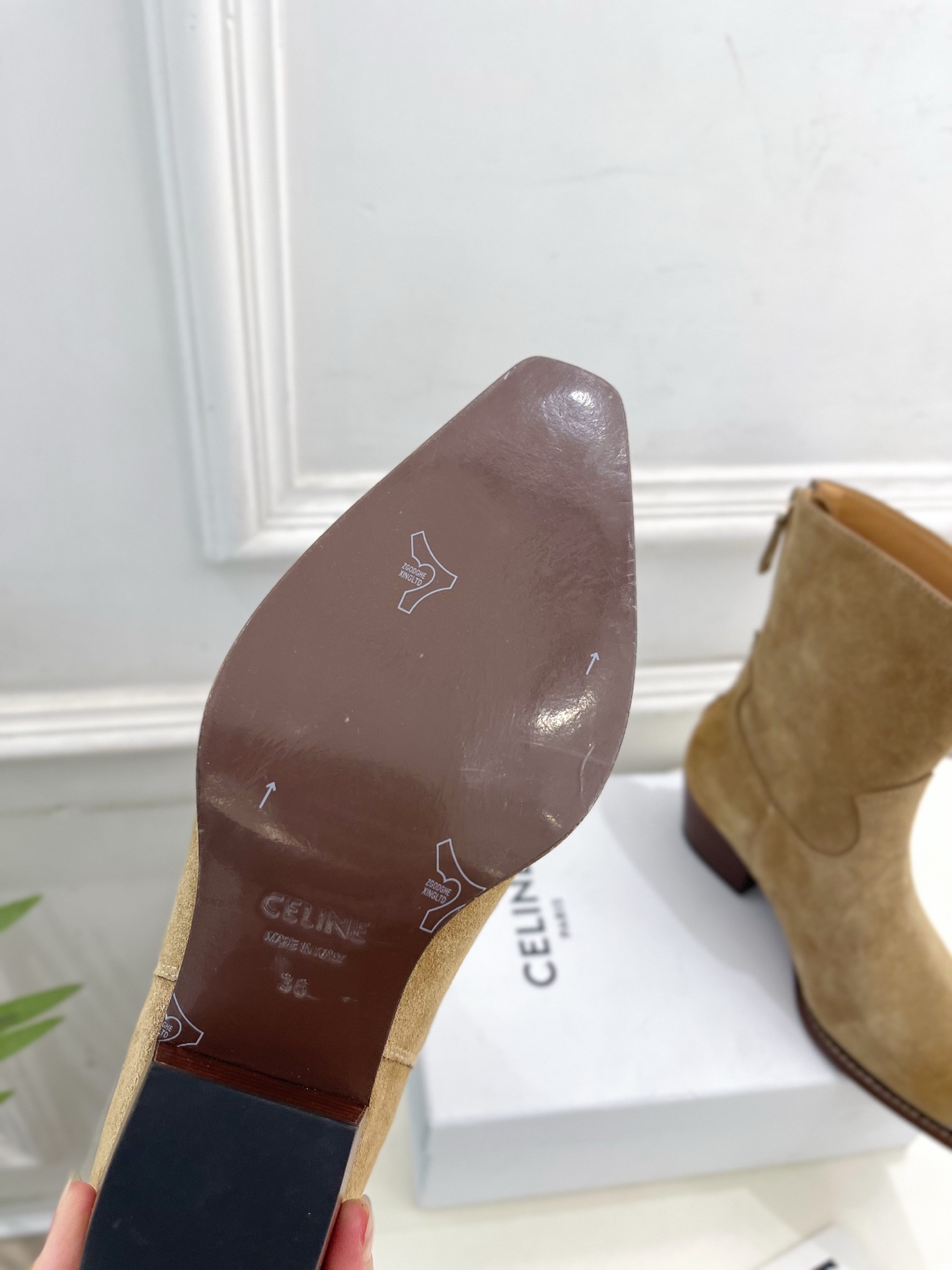 CELINE | 赛琳 25𝐬𝐬 💛2025秋冬新品 复古金属头西部粗跟后拉链短靴上新！🔜BS 这一季的