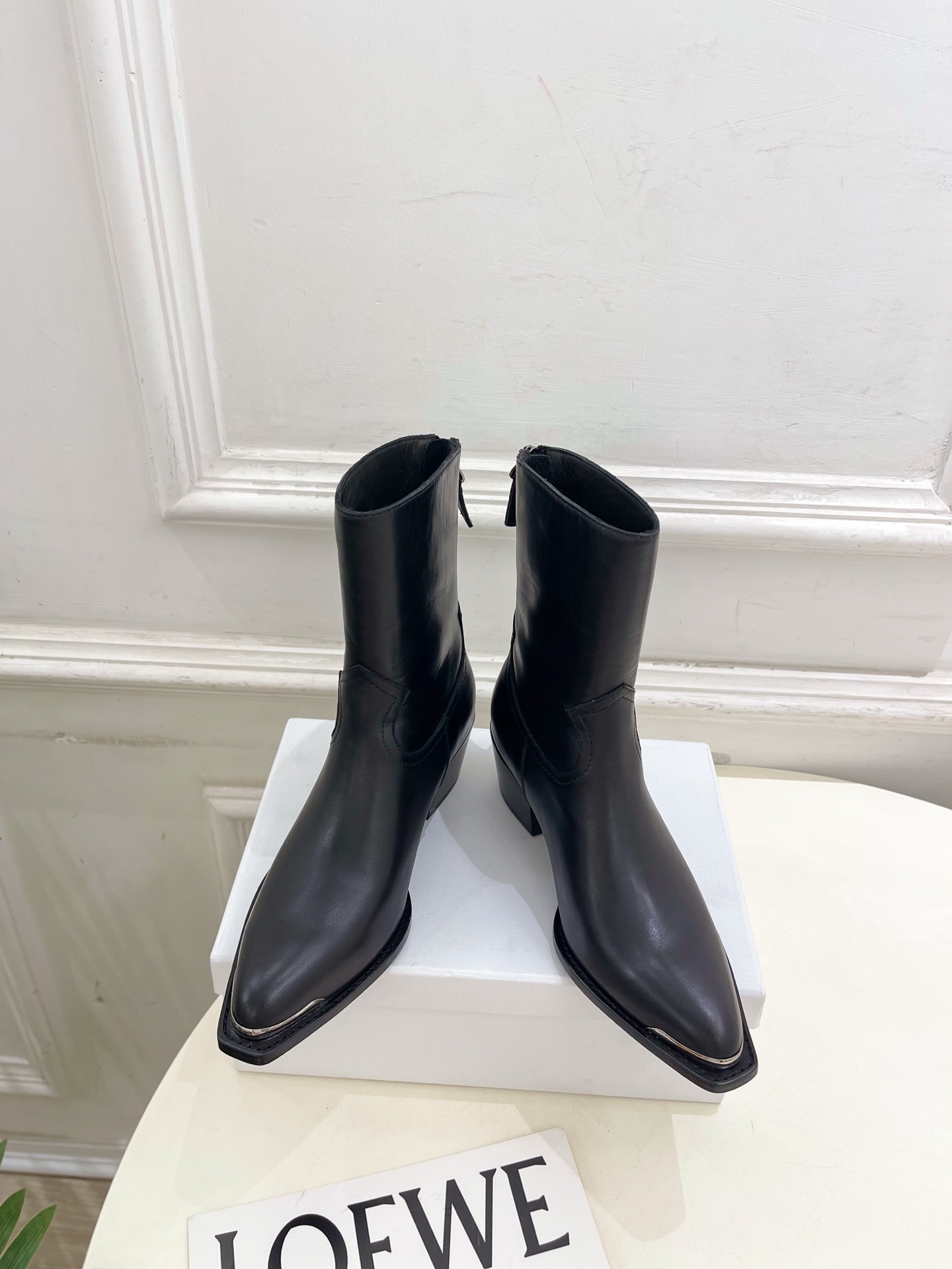 CELINE | 赛琳 25𝐬𝐬 💛2025秋冬新品 复古金属头西部粗跟后拉链短靴上新！🔜BS 这一季的