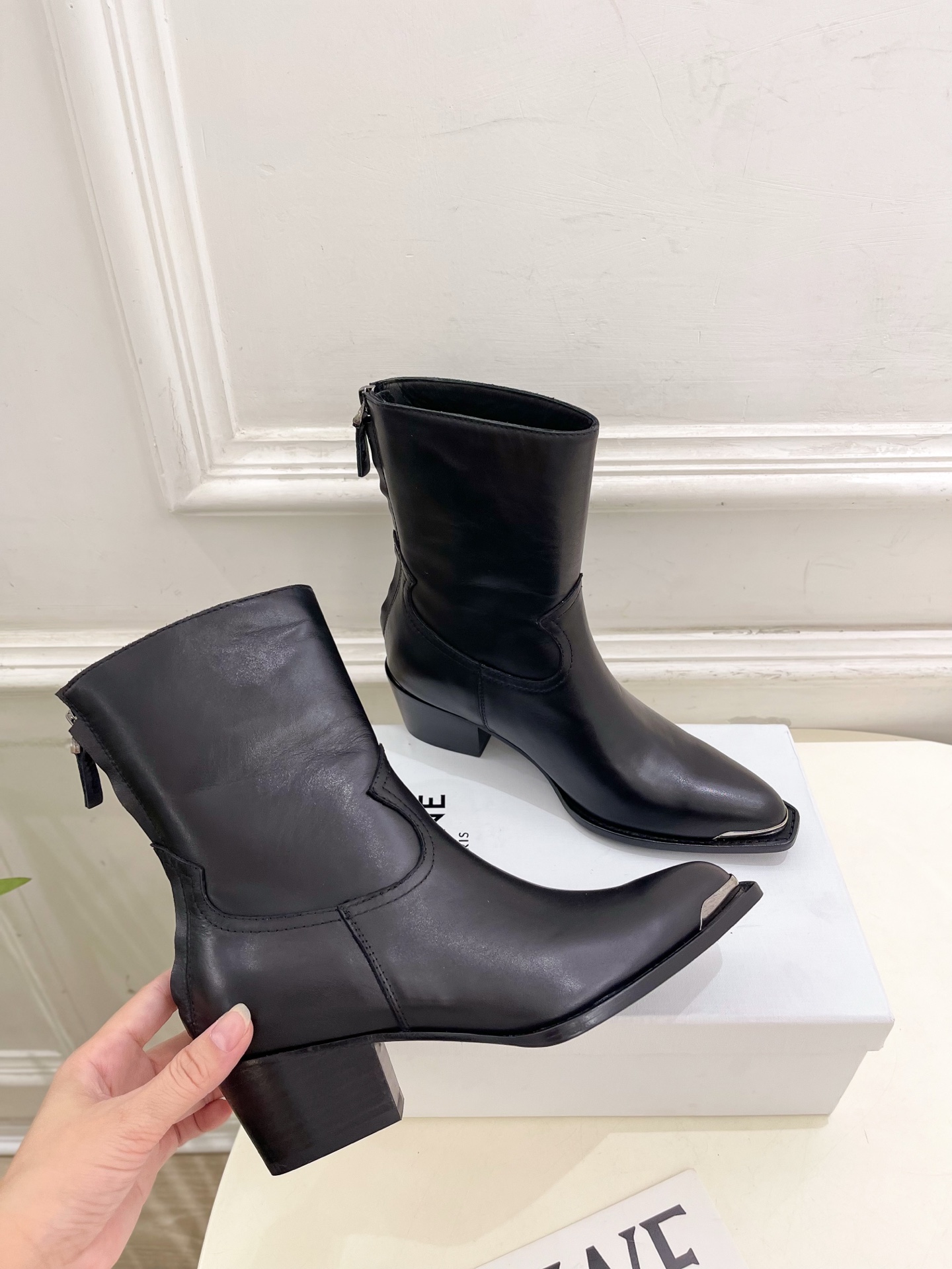 CELINE | 赛琳 25𝐬𝐬 💛2025秋冬新品 复古金属头西部粗跟后拉链短靴上新！🔜BS 这一季的