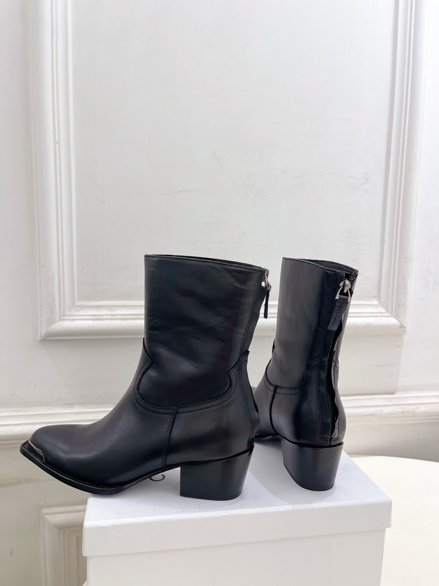 CELINE | 赛琳 25𝐬𝐬 💛2025秋冬新品 复古金属头西部粗跟后拉链短靴上新！🔜BS 这一季的