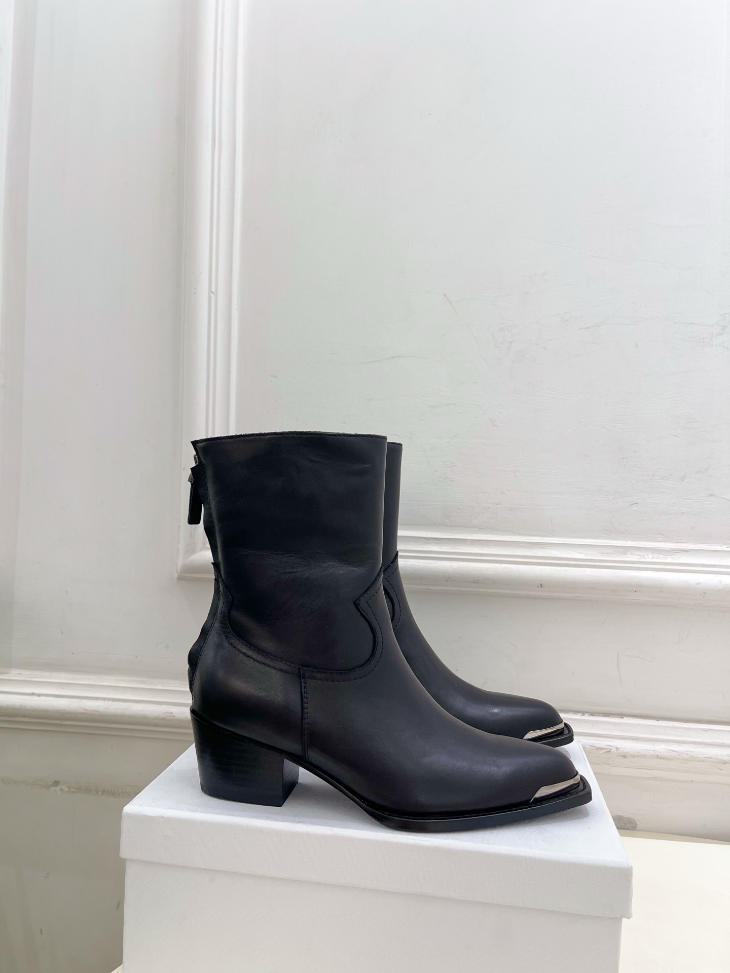 CELINE | 赛琳 25𝐬𝐬 💛2025秋冬新品 复古金属头西部粗跟后拉链短靴上新！🔜BS 这一季的