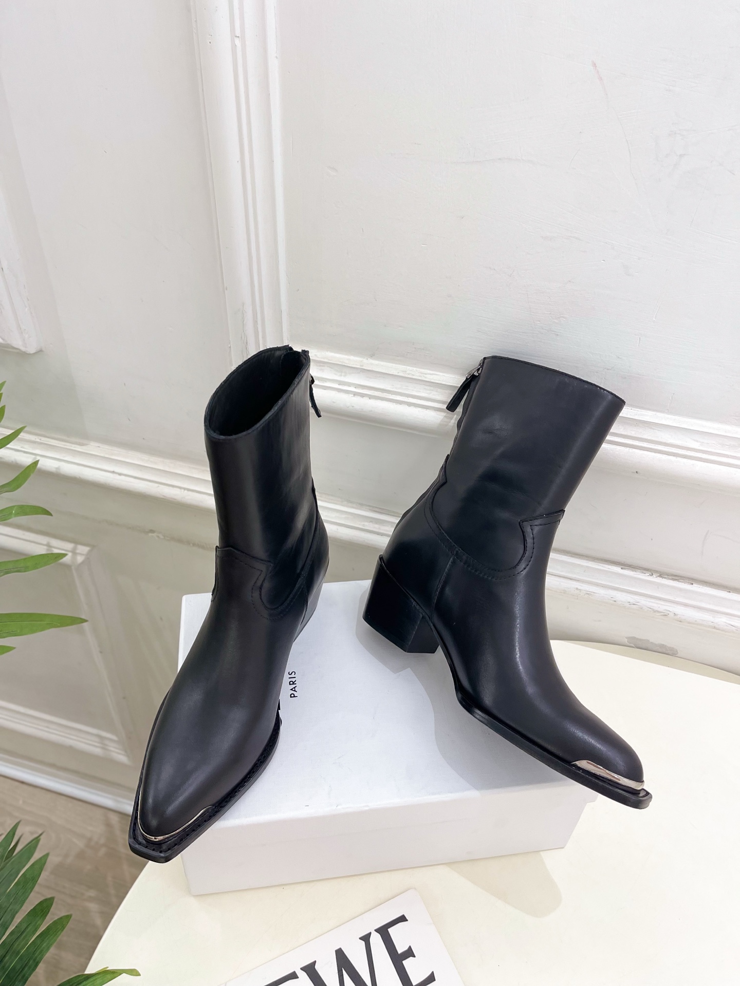 CELINE | 赛琳 25𝐬𝐬 💛2025秋冬新品 复古金属头西部粗跟后拉链短靴上新！🔜BS 这一季的