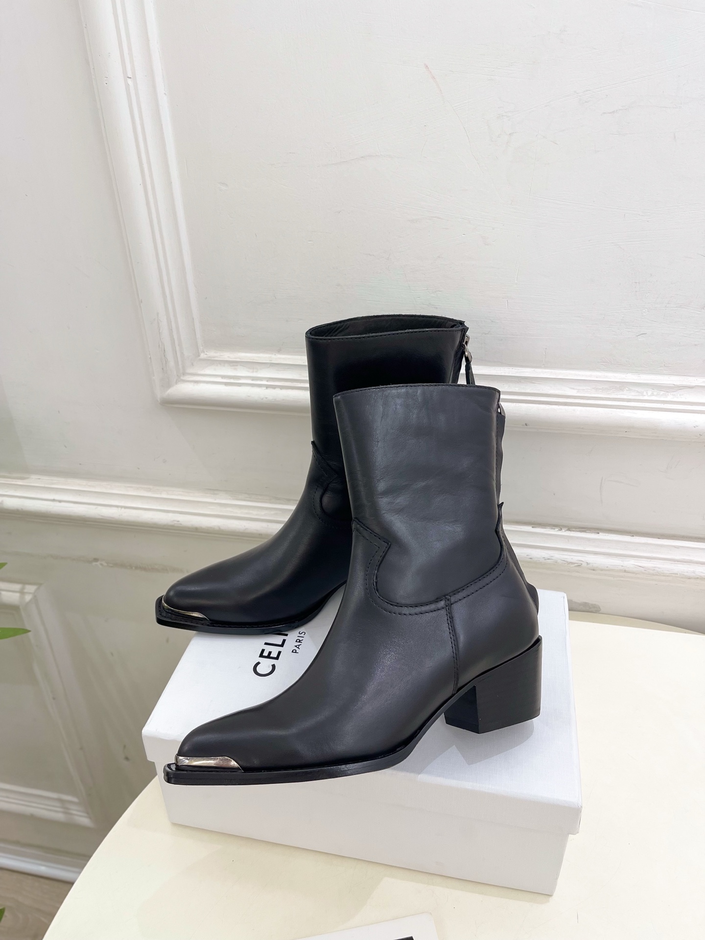 CELINE | 赛琳 25𝐬𝐬 💛2025秋冬新品 复古金属头西部粗跟后拉链短靴上新！🔜BS 这一季的