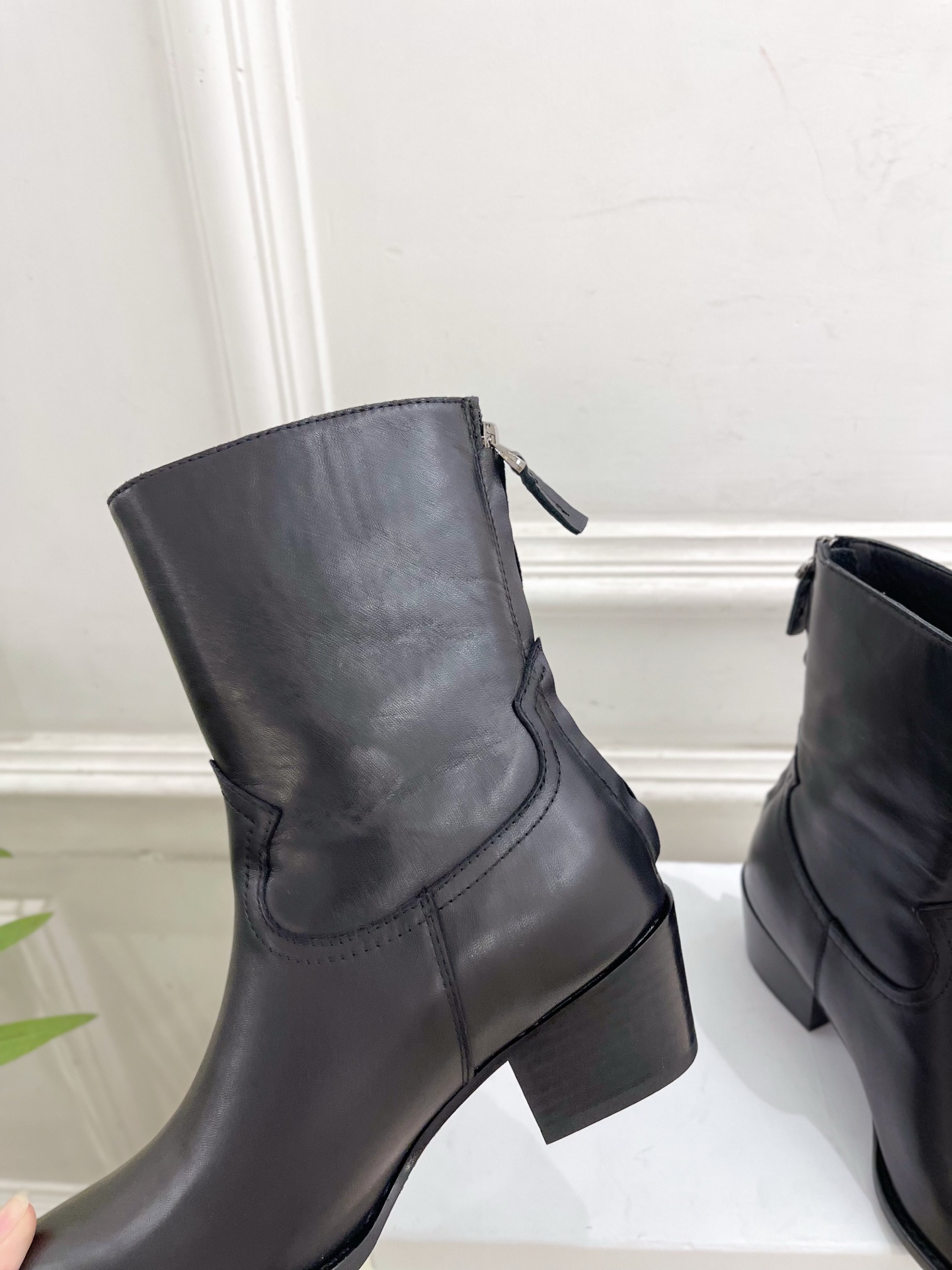 CELINE | 赛琳 25𝐬𝐬 💛2025秋冬新品 复古金属头西部粗跟后拉链短靴上新！🔜BS 这一季的