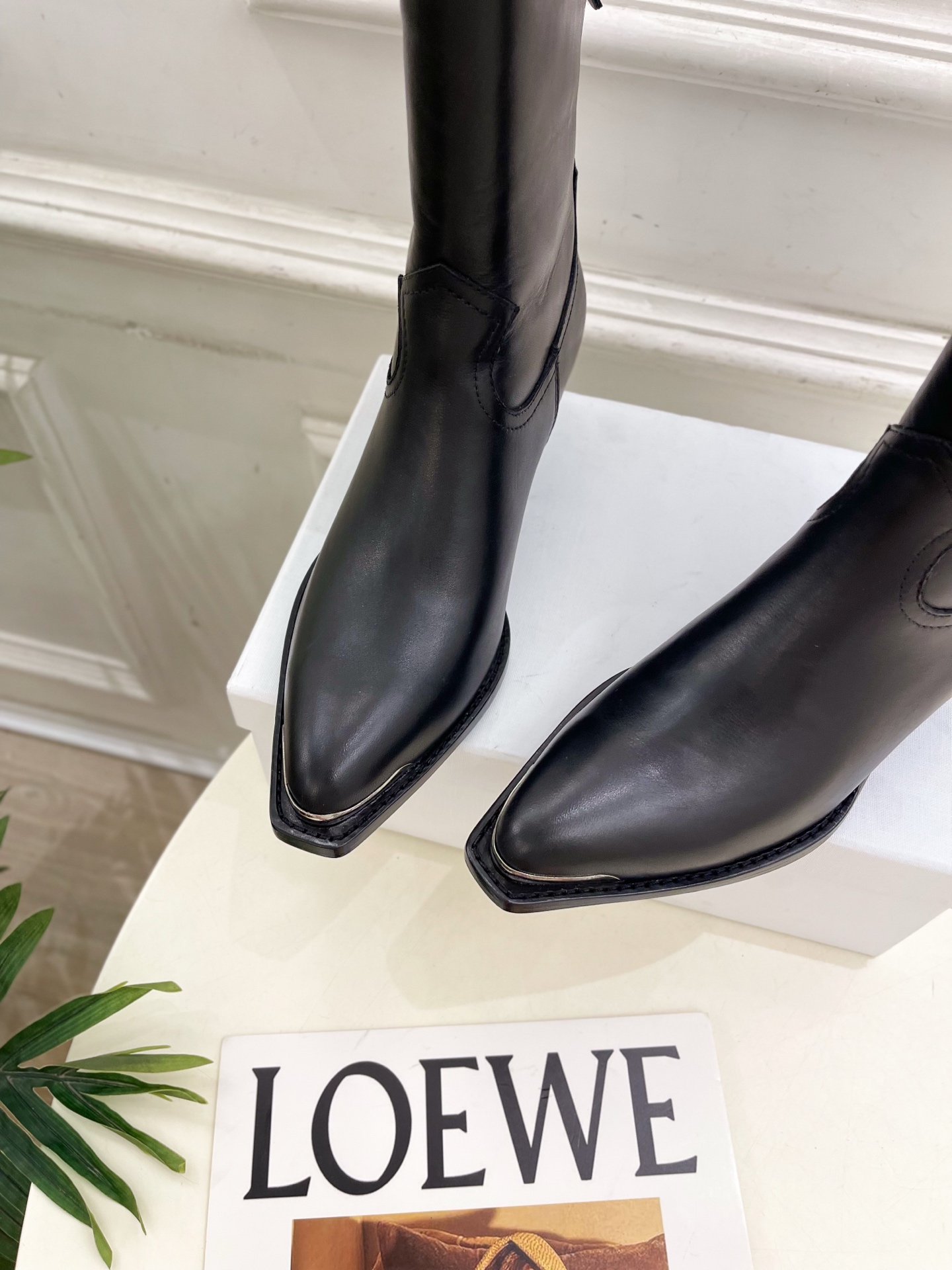 CELINE | 赛琳 25𝐬𝐬 💛2025秋冬新品 复古金属头西部粗跟后拉链短靴上新！🔜BS 这一季的