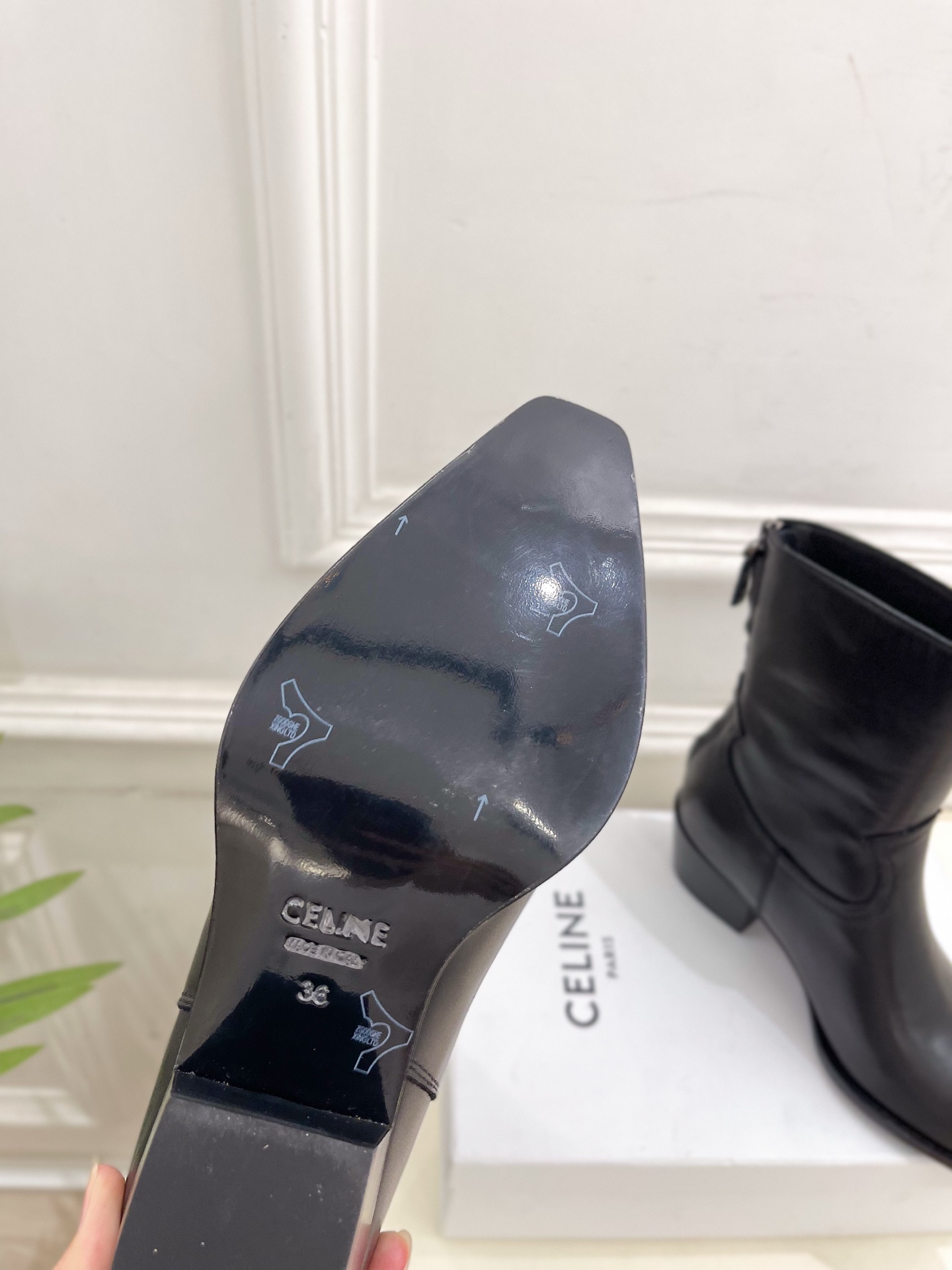 CELINE | 赛琳 25𝐬𝐬 💛2025秋冬新品 复古金属头西部粗跟后拉链短靴上新！🔜BS 这一季的