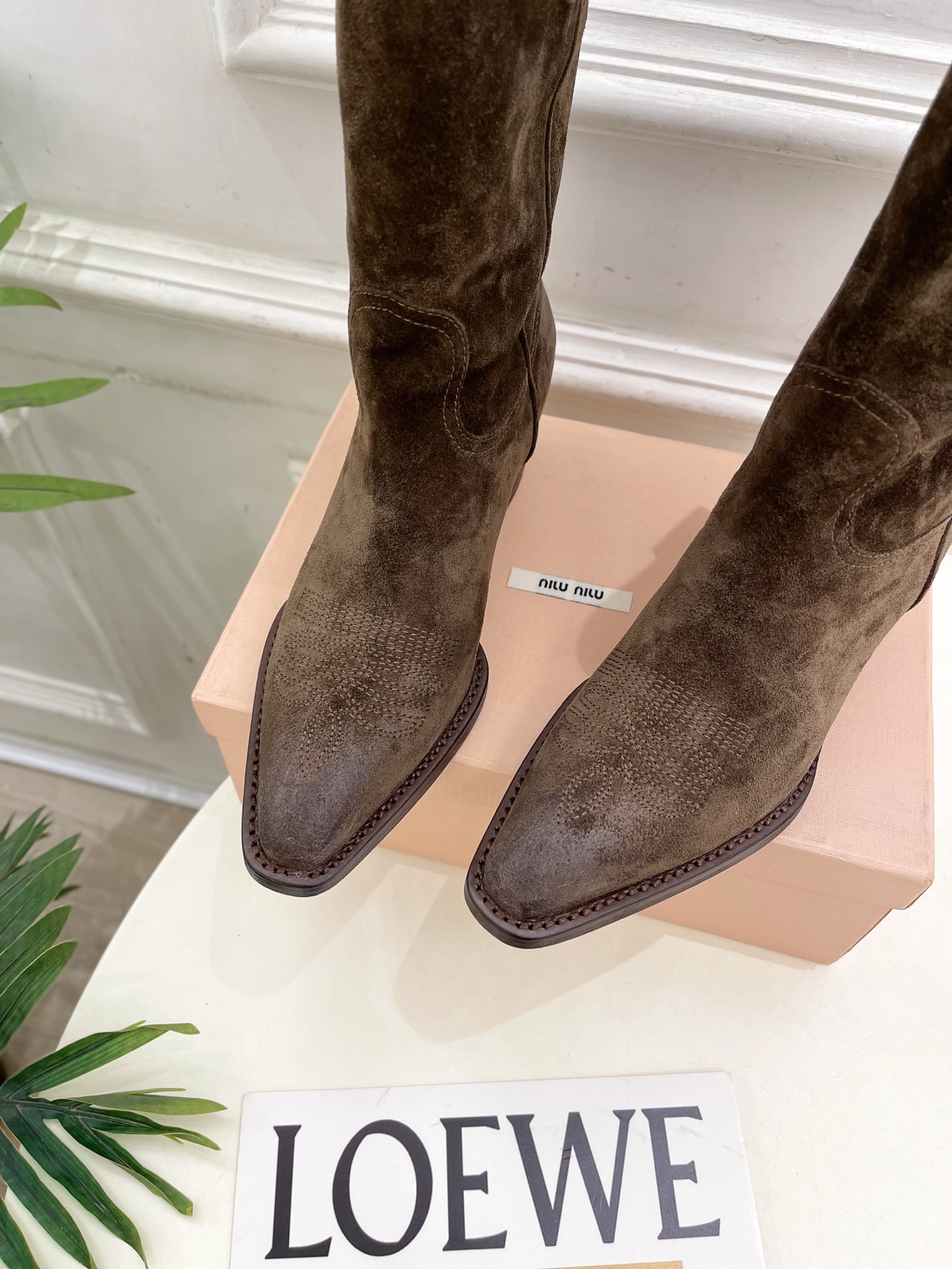 Miu Miu | 缪缪 25𝐬𝐬🖤2025秋冬新品 专柜主打最新走秀款 复古西部粗跟短靴上新！🍒BS 