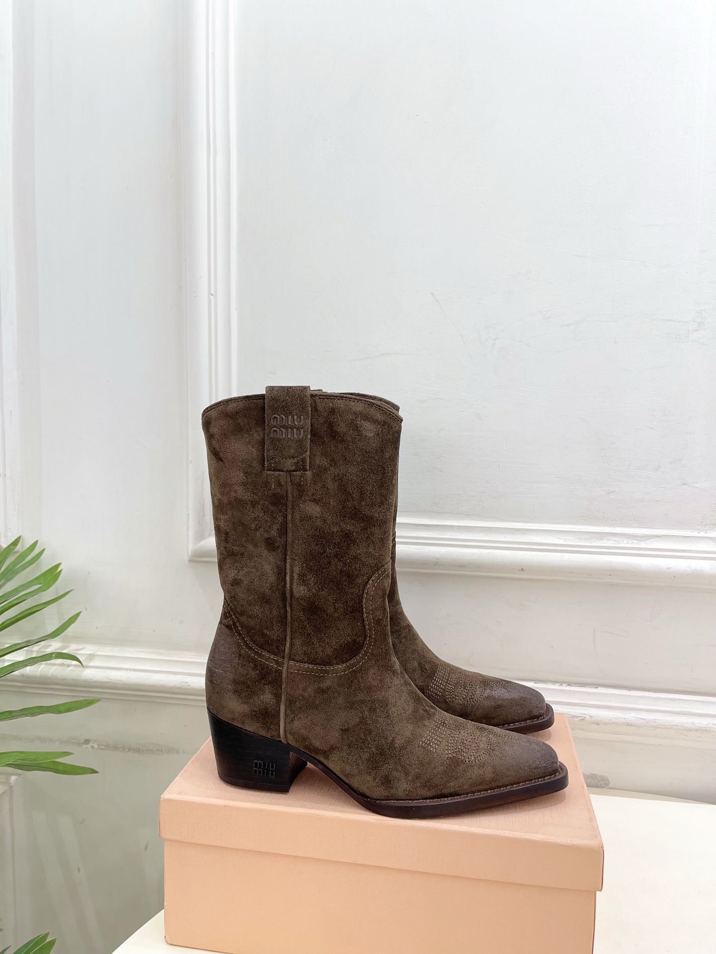 Miu Miu | 缪缪 25𝐬𝐬🖤2025秋冬新品 专柜主打最新走秀款 复古西部粗跟短靴上新！🍒BS 