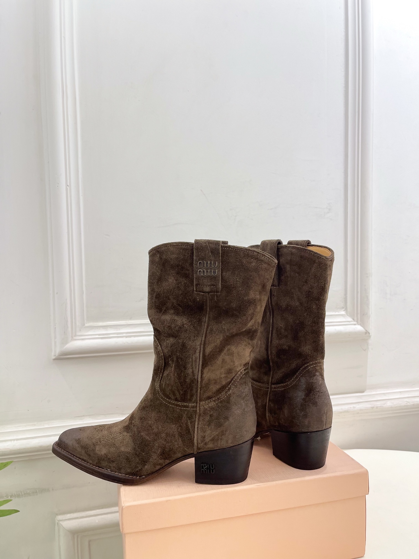 Miu Miu | 缪缪 25𝐬𝐬🖤2025秋冬新品 专柜主打最新走秀款 复古西部粗跟短靴上新！🍒BS 