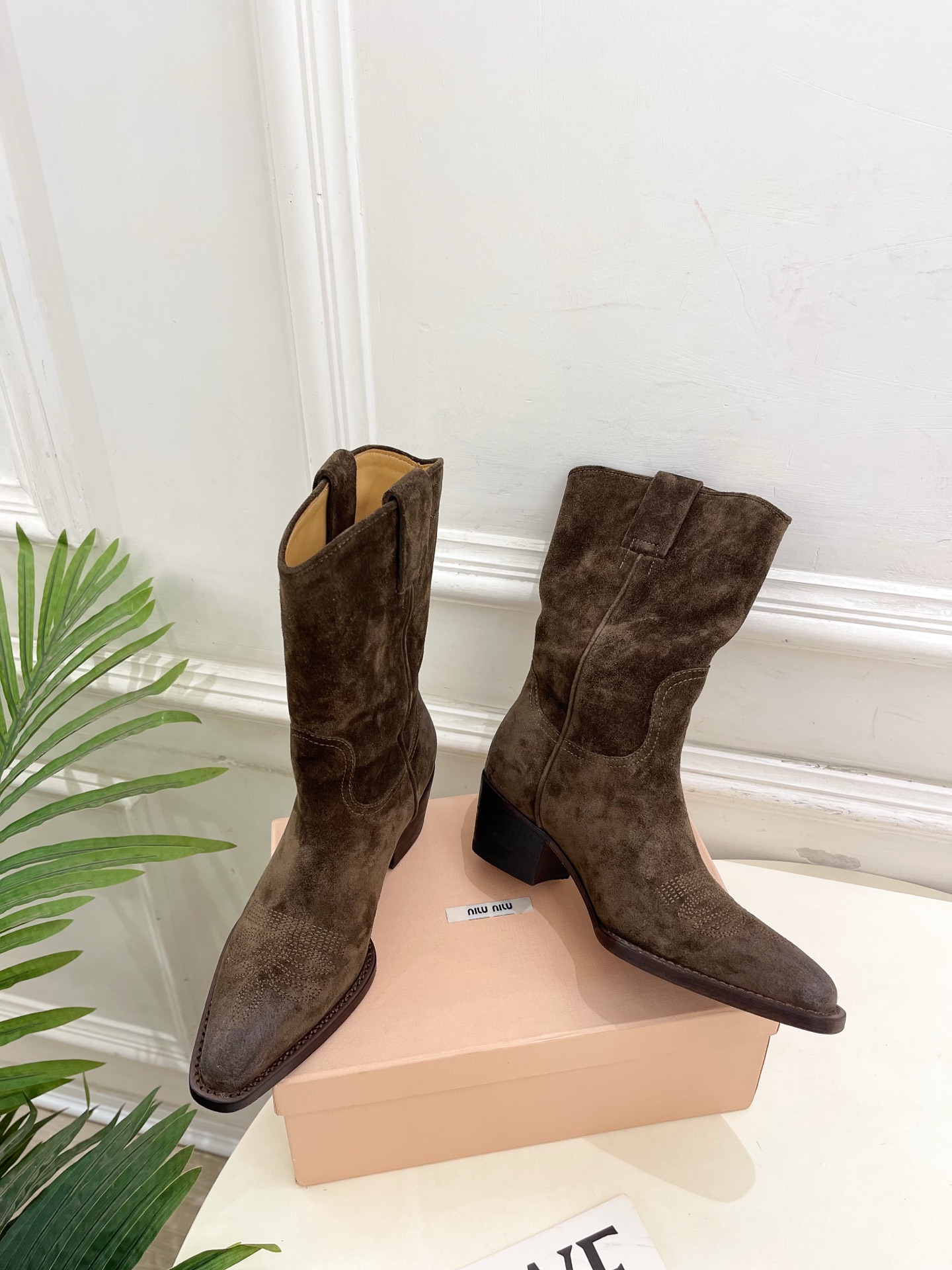 Miu Miu | 缪缪 25𝐬𝐬🖤2025秋冬新品 专柜主打最新走秀款 复古西部粗跟短靴上新！🍒BS 