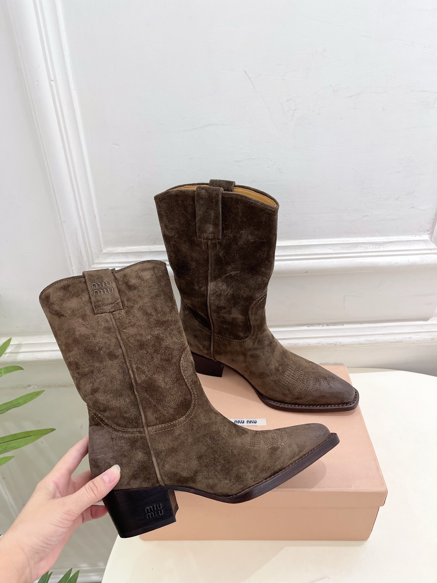 Miu Miu | 缪缪 25𝐬𝐬🖤2025秋冬新品 专柜主打最新走秀款 复古西部粗跟短靴上新！🍒BS 