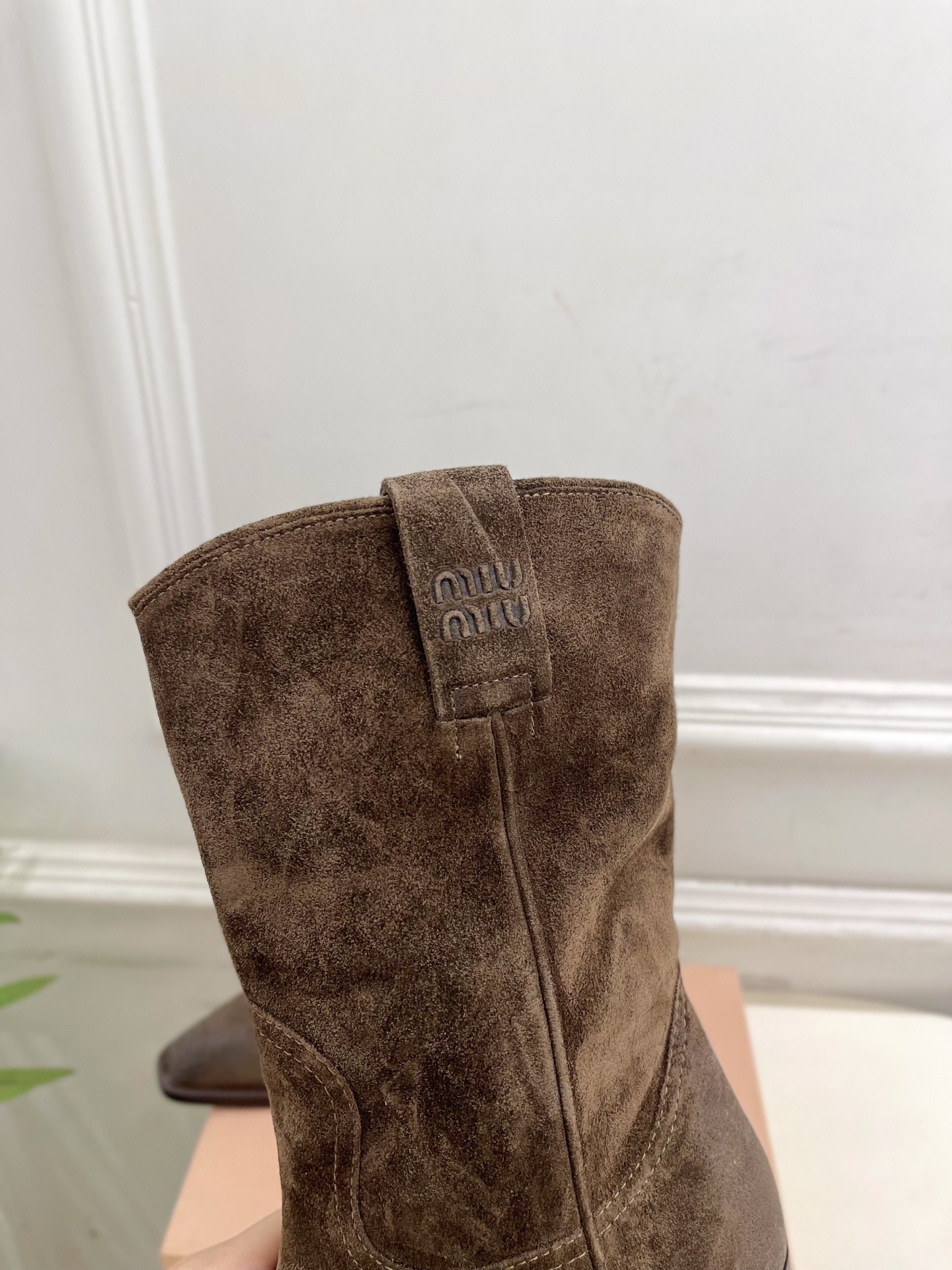 Miu Miu | 缪缪 25𝐬𝐬🖤2025秋冬新品 专柜主打最新走秀款 复古西部粗跟短靴上新！🍒BS 