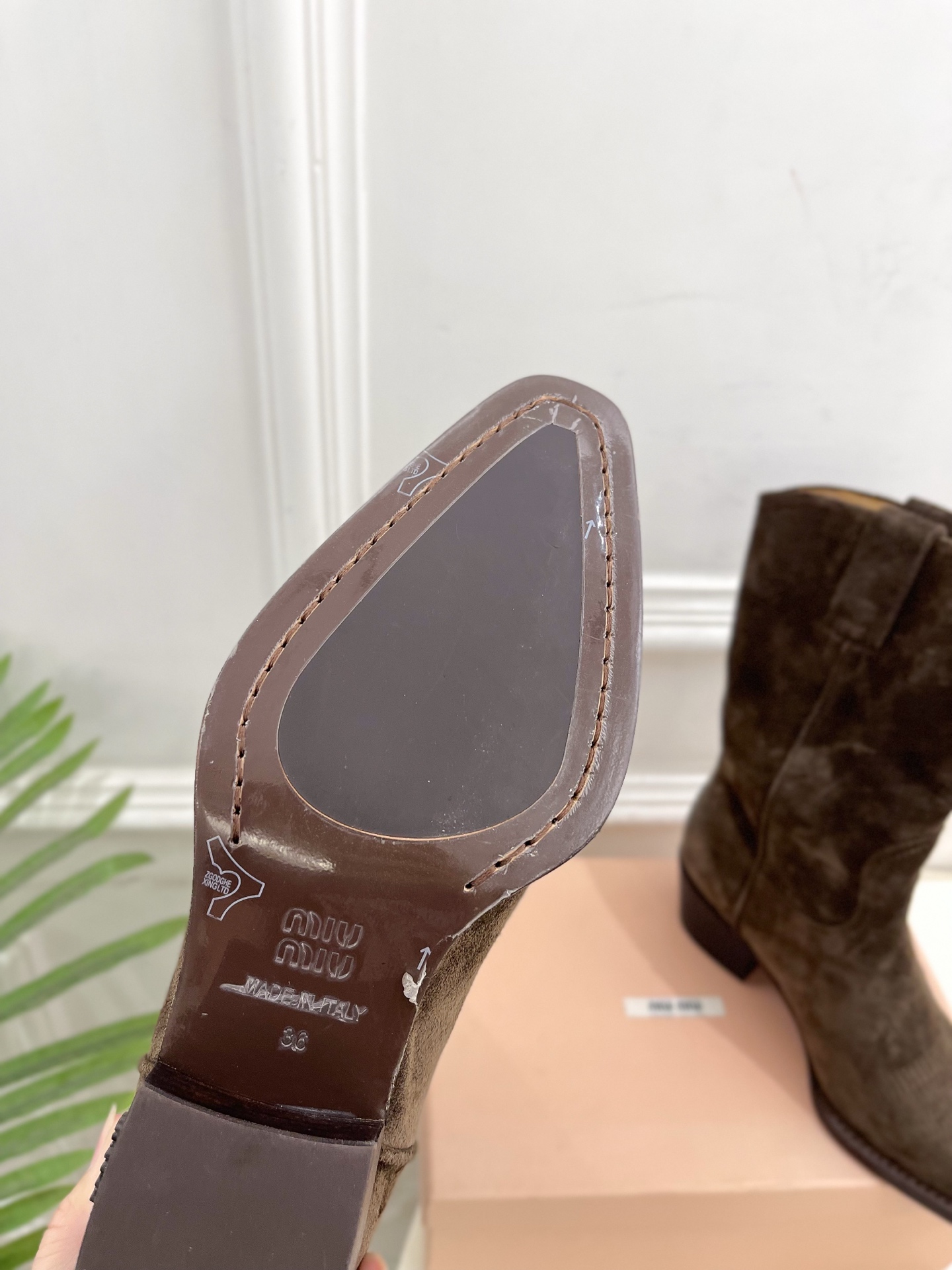 Miu Miu | 缪缪 25𝐬𝐬🖤2025秋冬新品 专柜主打最新走秀款 复古西部粗跟短靴上新！🍒BS 