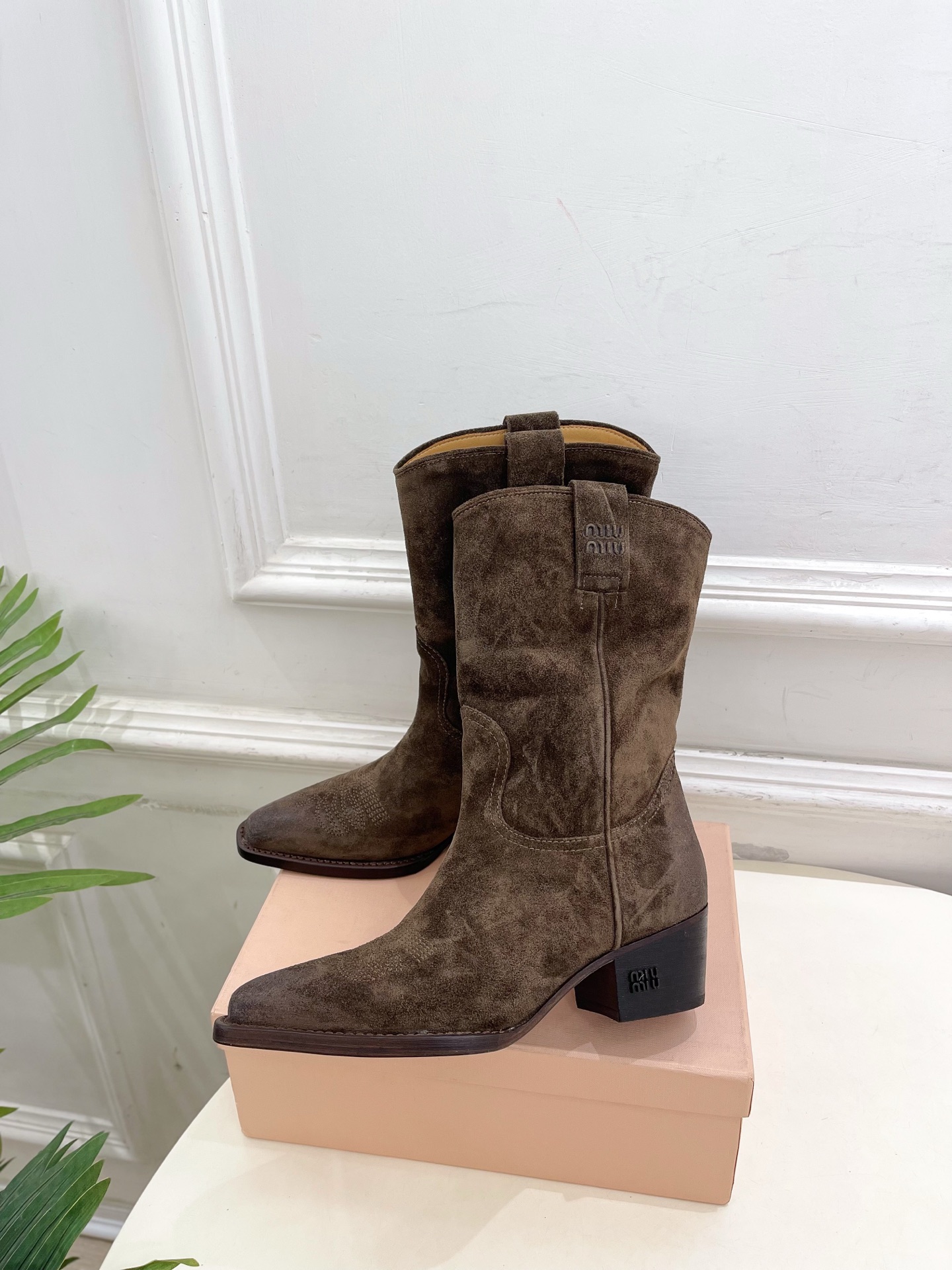Miu Miu | 缪缪 25𝐬𝐬🖤2025秋冬新品 专柜主打最新走秀款 复古西部粗跟短靴上新！🍒BS 