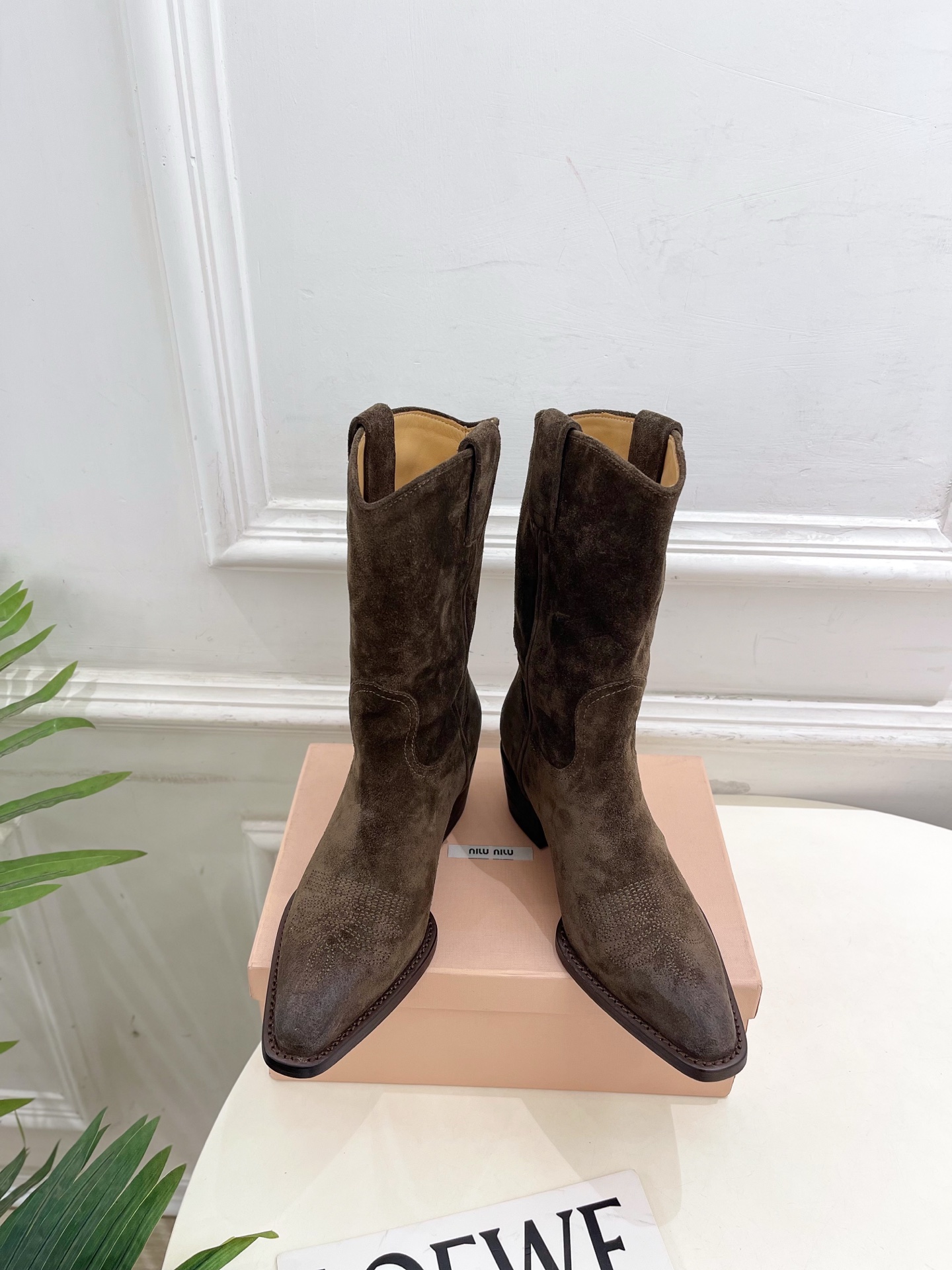 Miu Miu | 缪缪 25𝐬𝐬🖤2025秋冬新品 专柜主打最新走秀款 复古西部粗跟短靴上新！🍒BS 