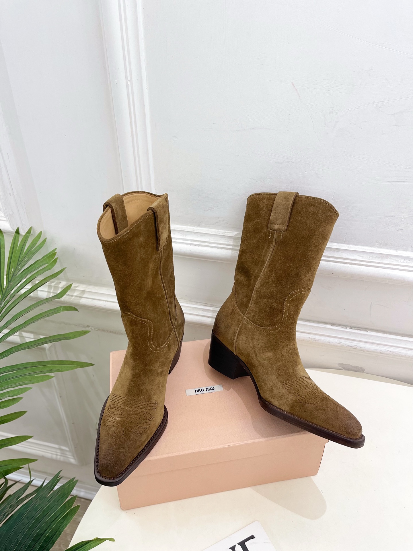 Miu Miu | 缪缪 25𝐬𝐬🖤2025秋冬新品 专柜主打最新走秀款 复古西部粗跟短靴上新！🍒BS 