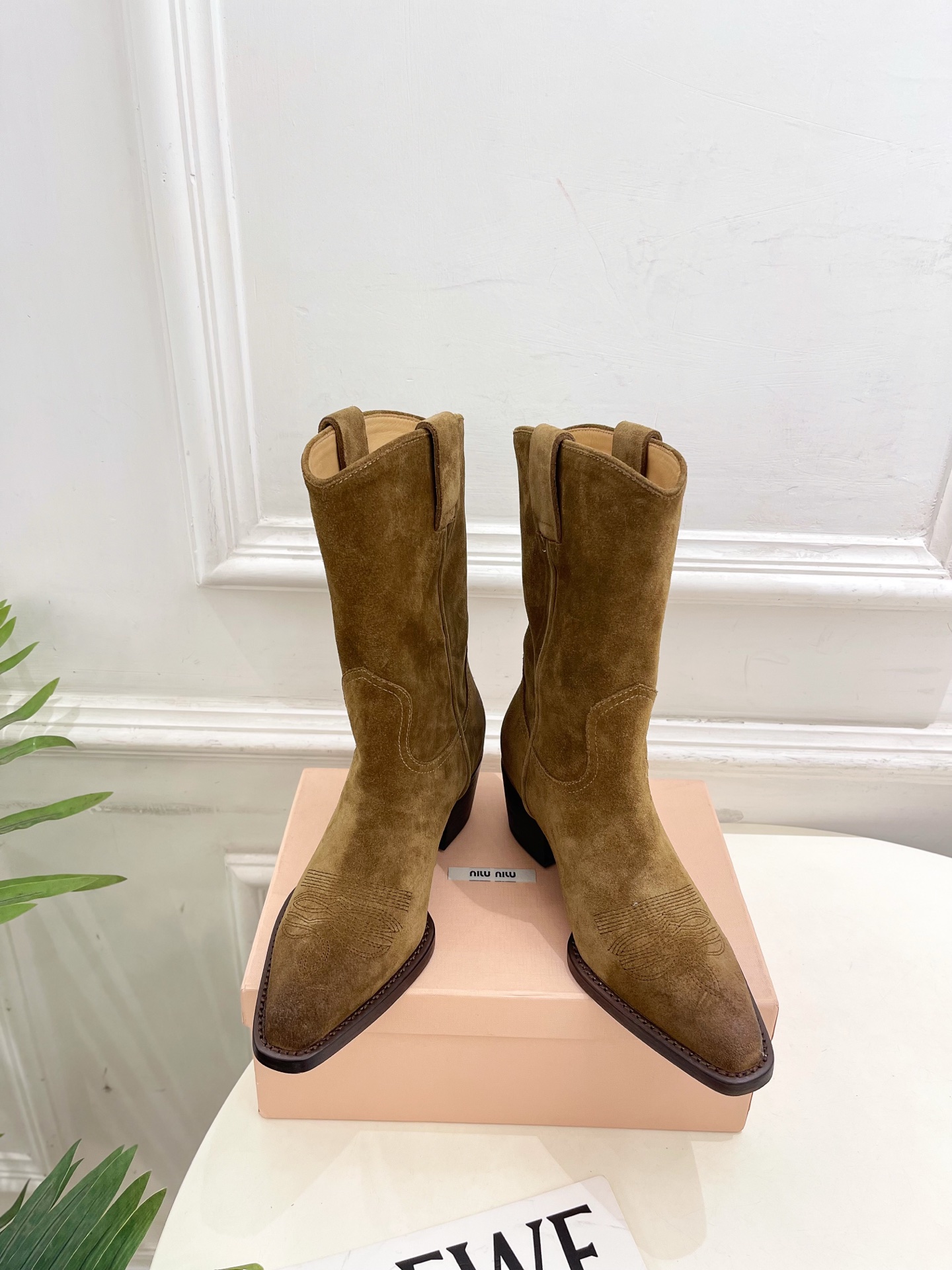 Miu Miu | 缪缪 25𝐬𝐬🖤2025秋冬新品 专柜主打最新走秀款 复古西部粗跟短靴上新！🍒BS 